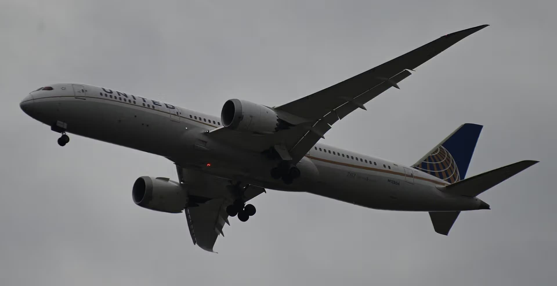 N13954 — Twin-engine aircraft