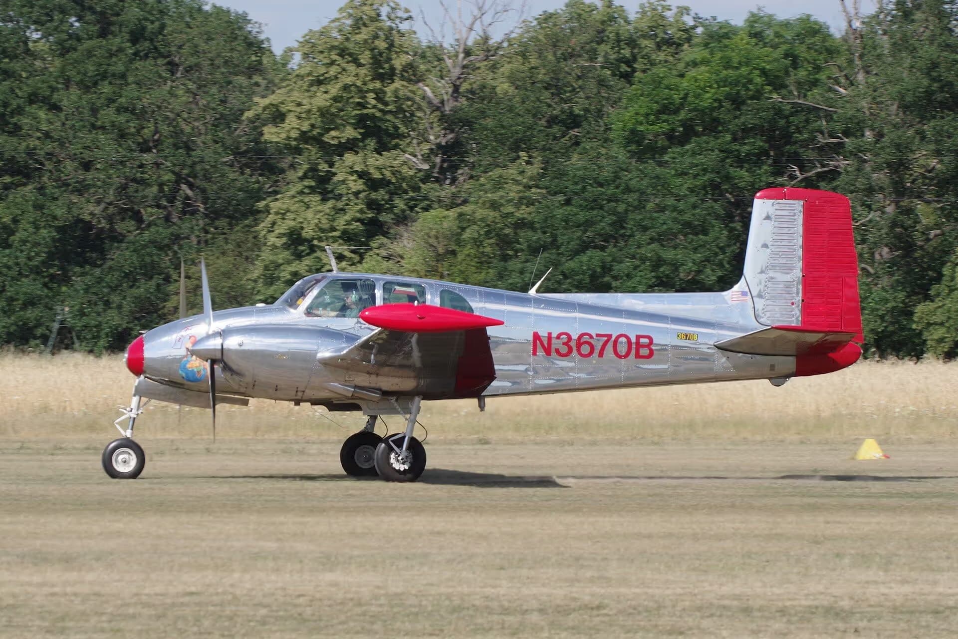 N3670B — Twin-engine aircraft