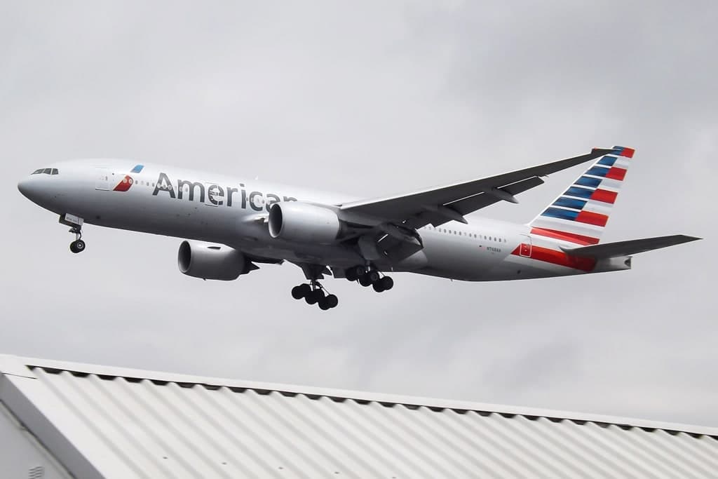N768AA — Twin-engine aircraft