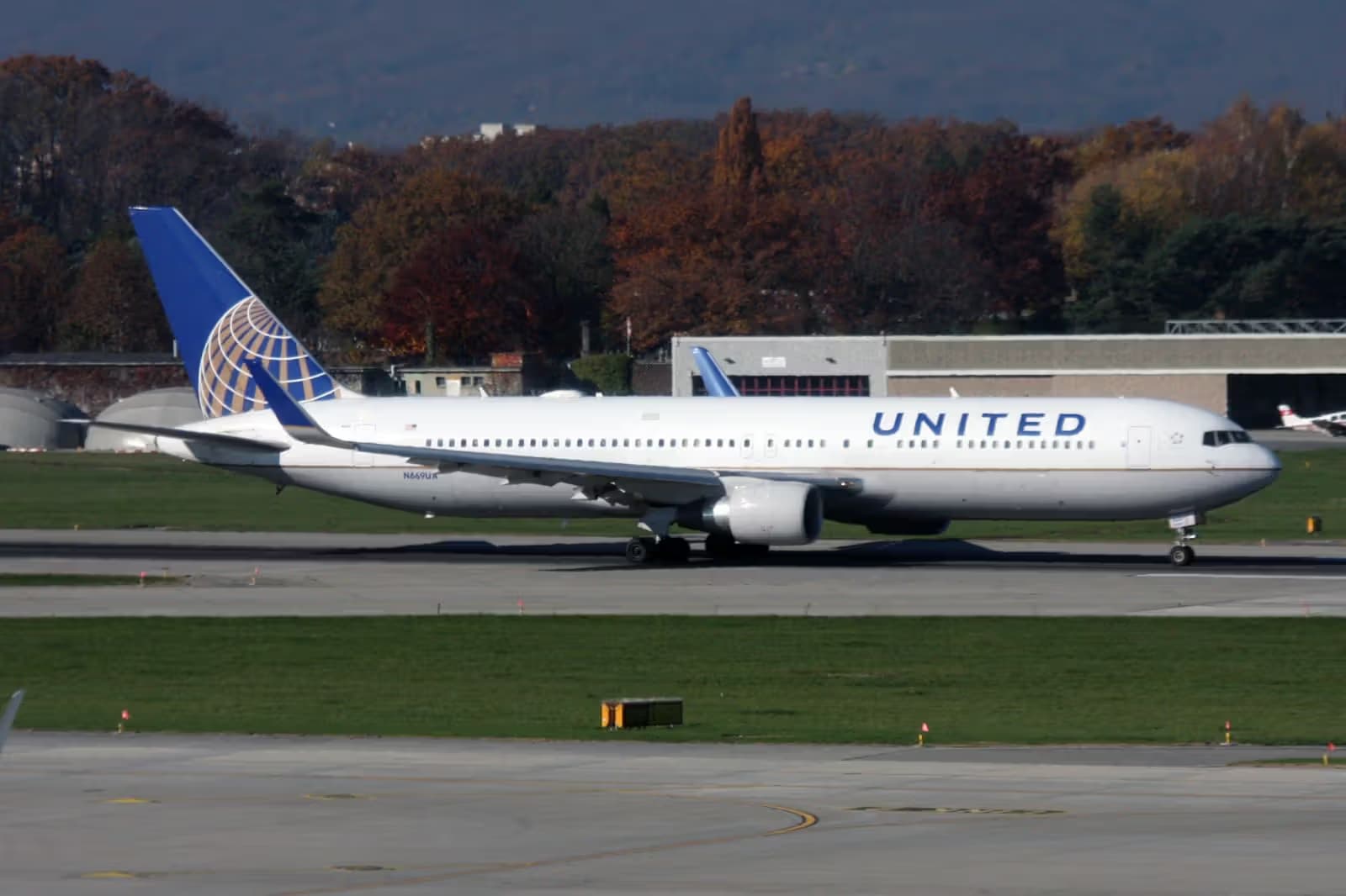 N669UA — Boeing