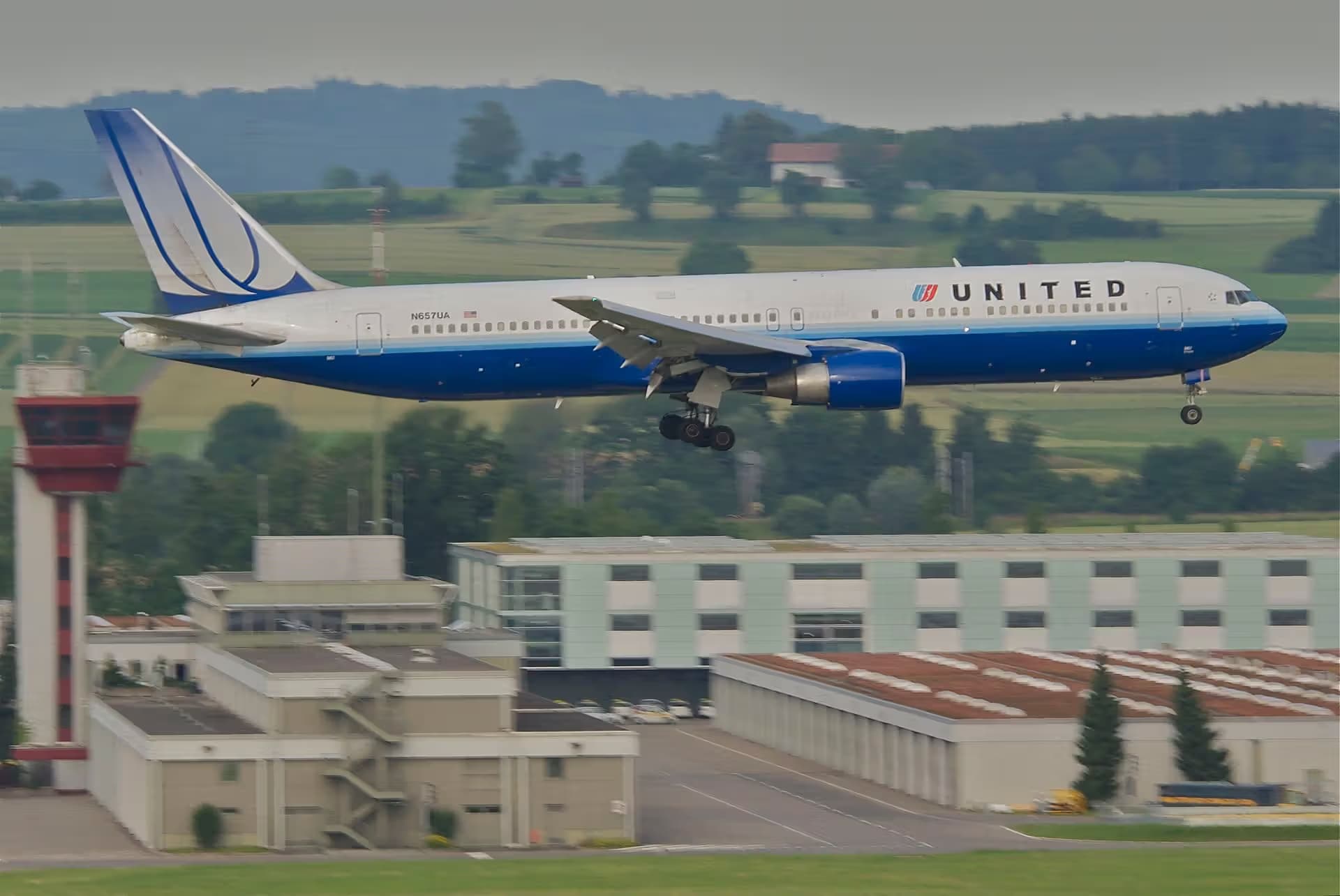 N657UA — Twin-engine aircraft