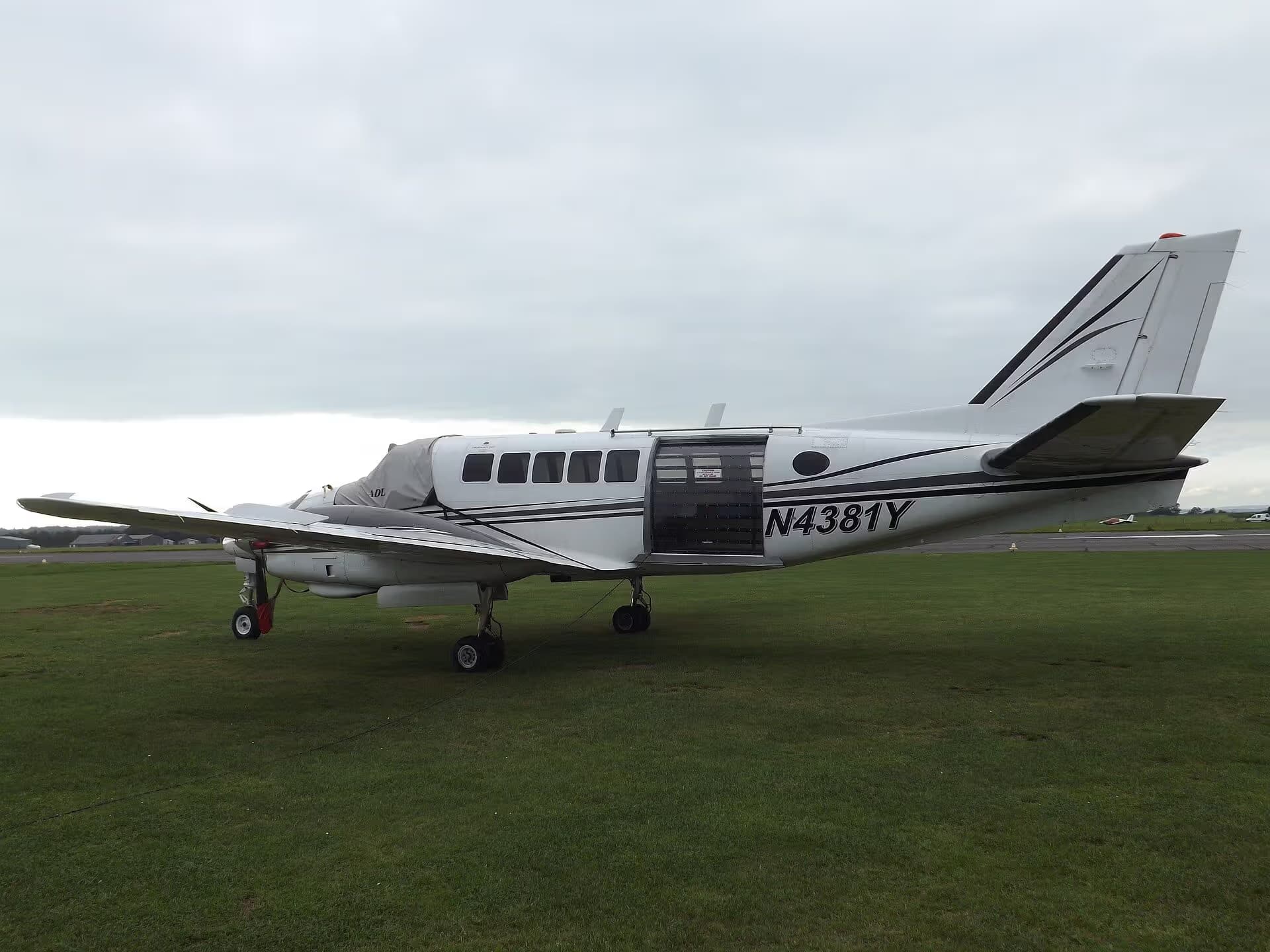 N4381Y — Aircraft
