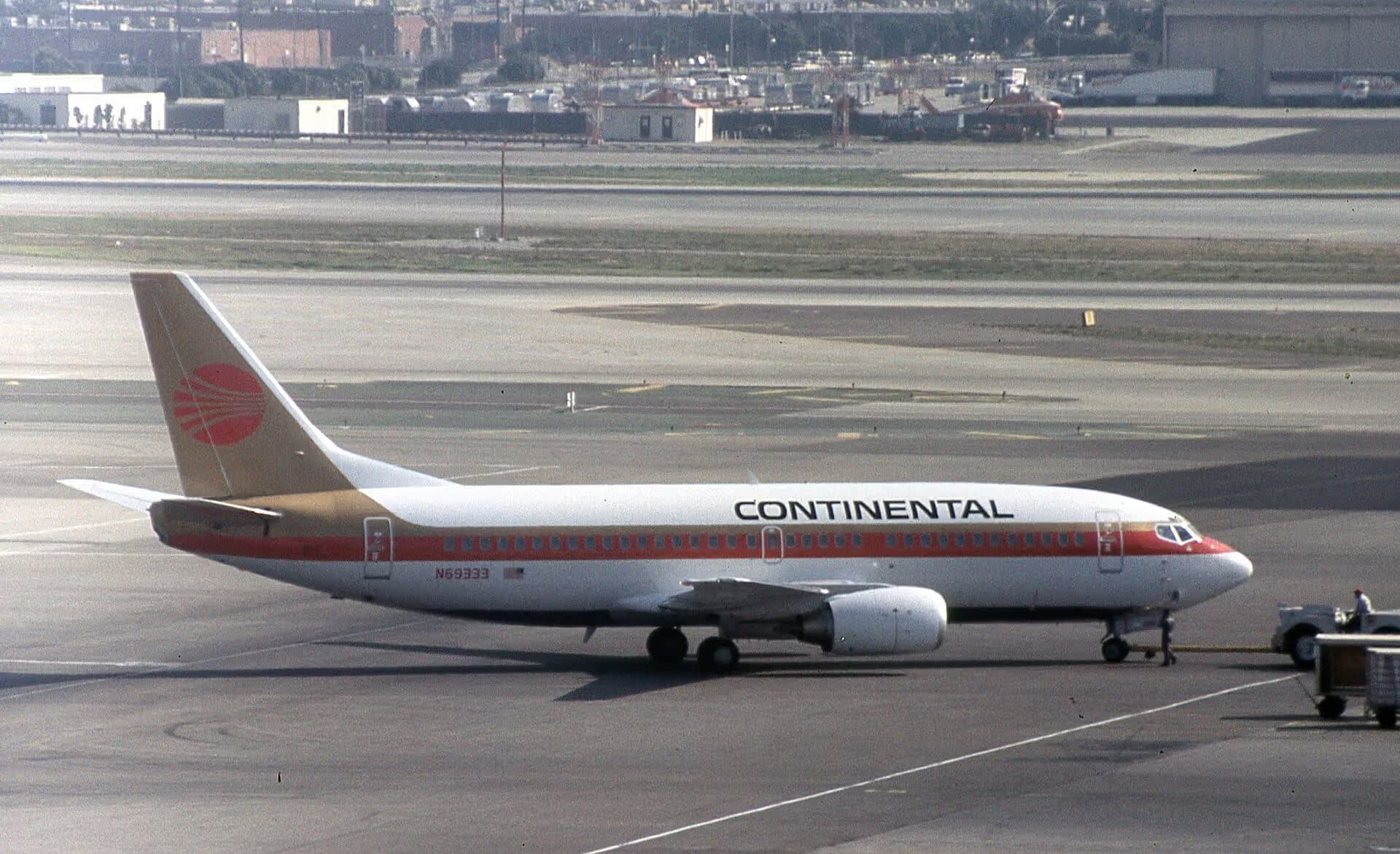 N69333 — Twin-engine aircraft