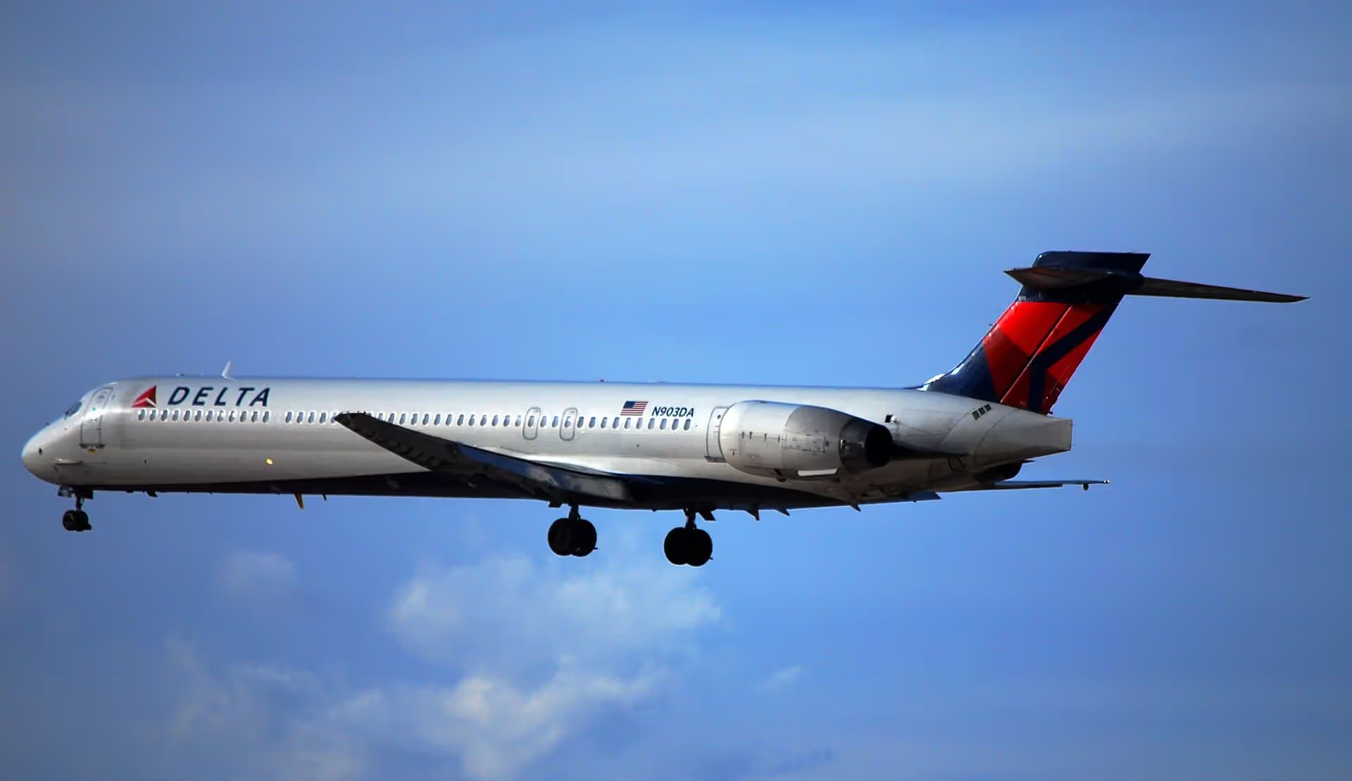 N903DA — Twin-engine aircraft