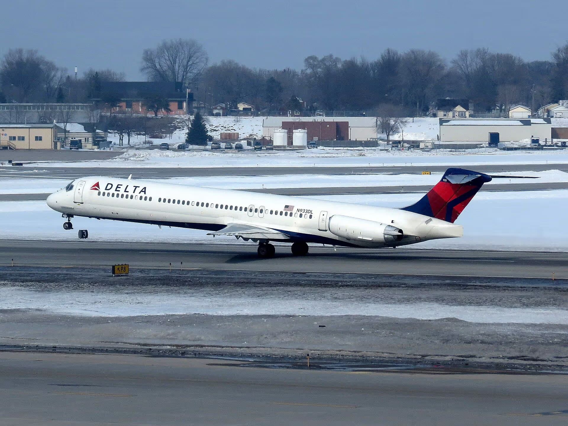 N933DL — Twin-engine aircraft