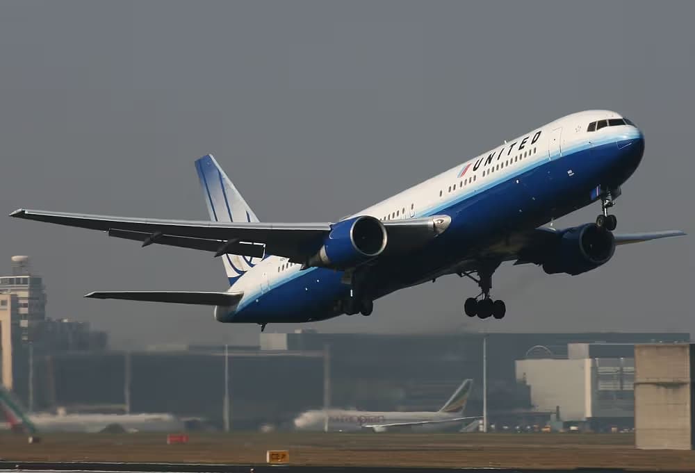 N660UA — Twin-engine aircraft