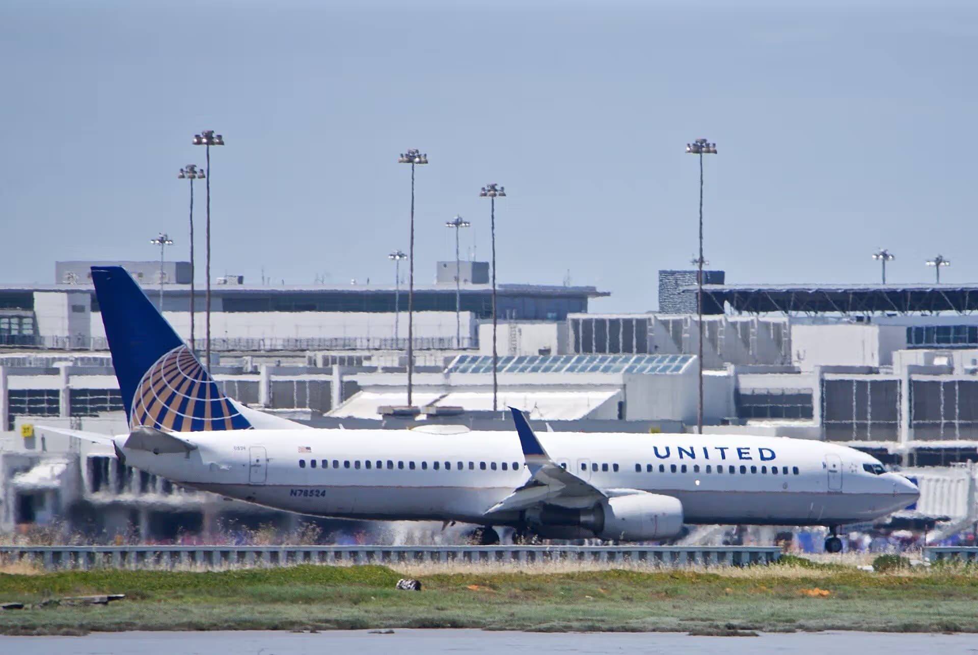 N78524 — Twin-engine aircraft