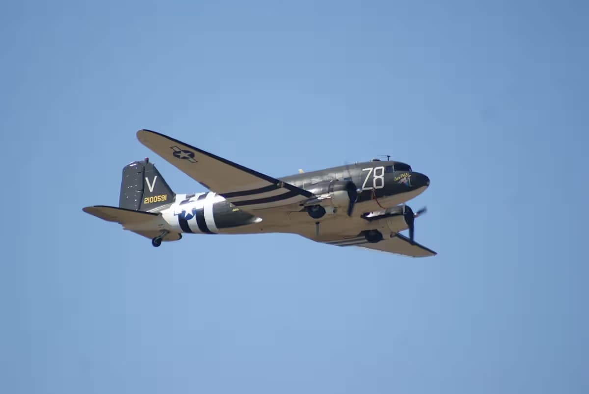 Unidentified — Twin-engine aircraft