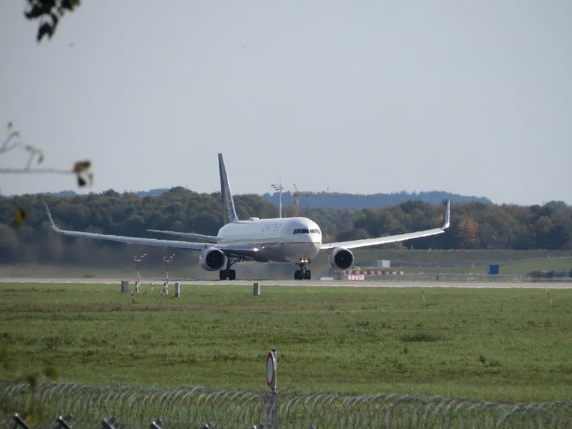 N644UA — Twin-engine aircraft at Munich Airport