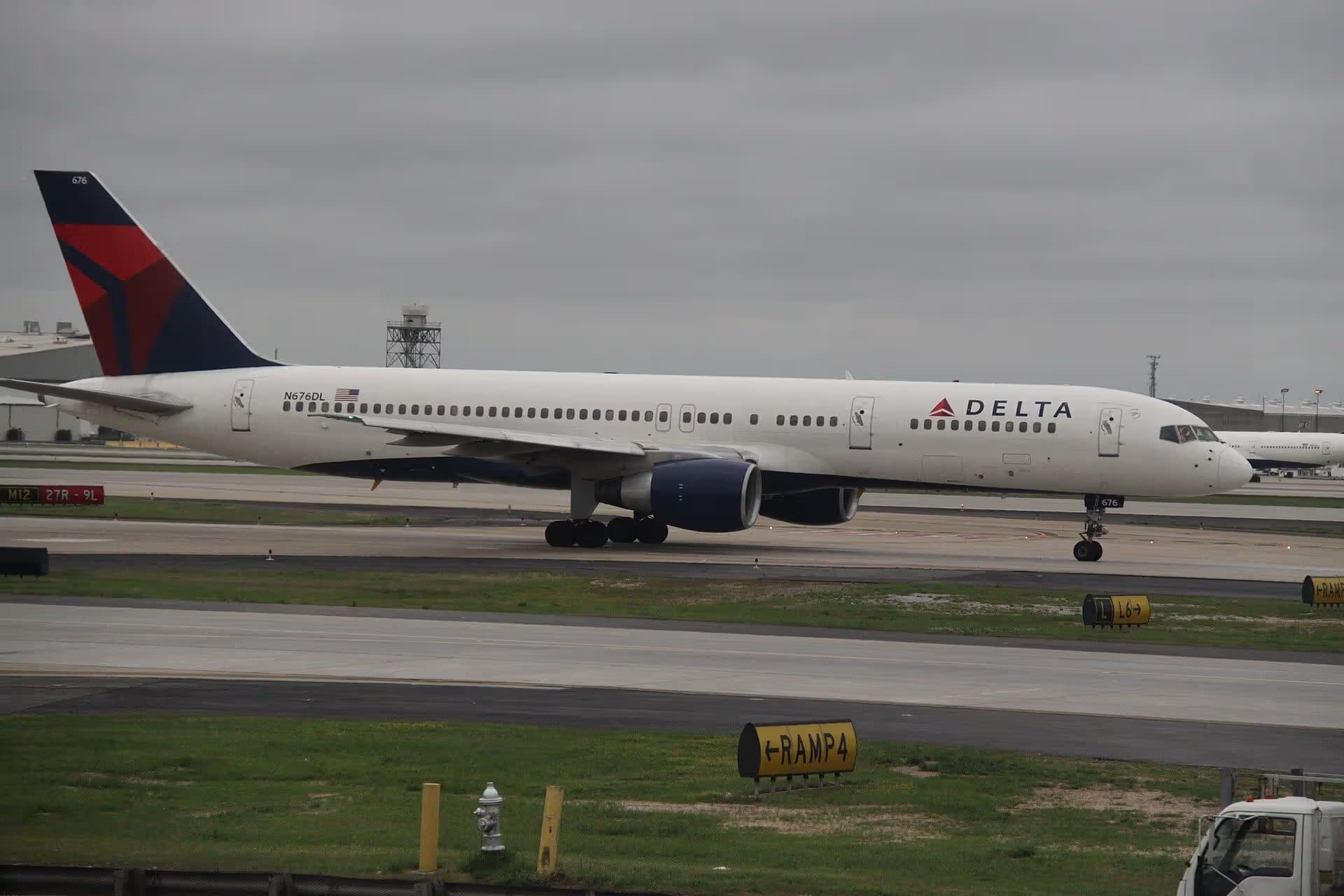 N676DL — Twin-engine aircraft