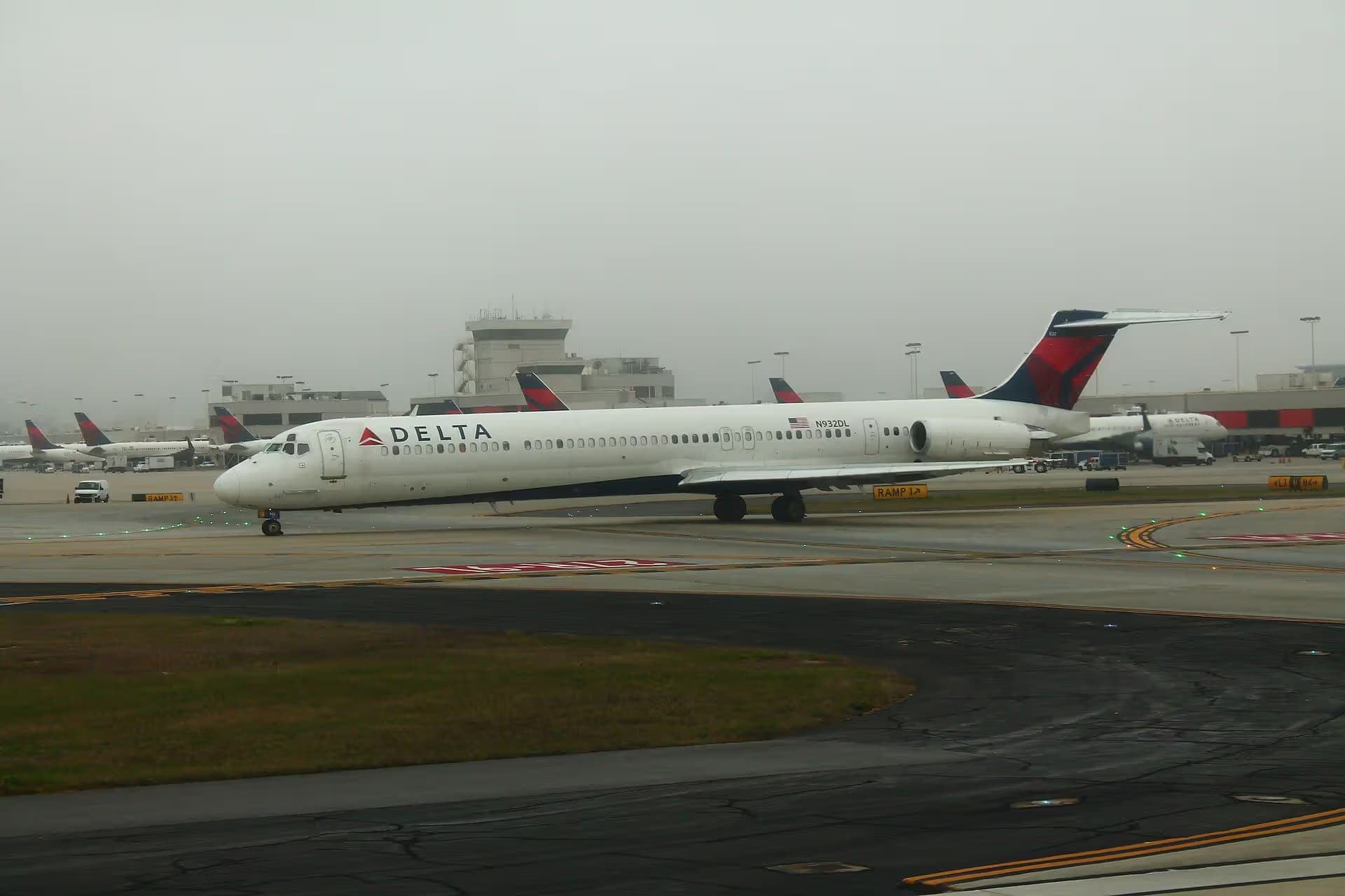 N932DL — Twin-engine aircraft