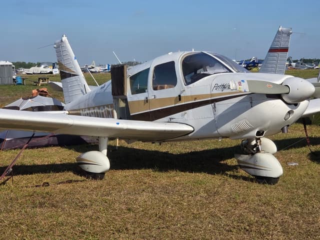 N8900W — Piper PA-28-235