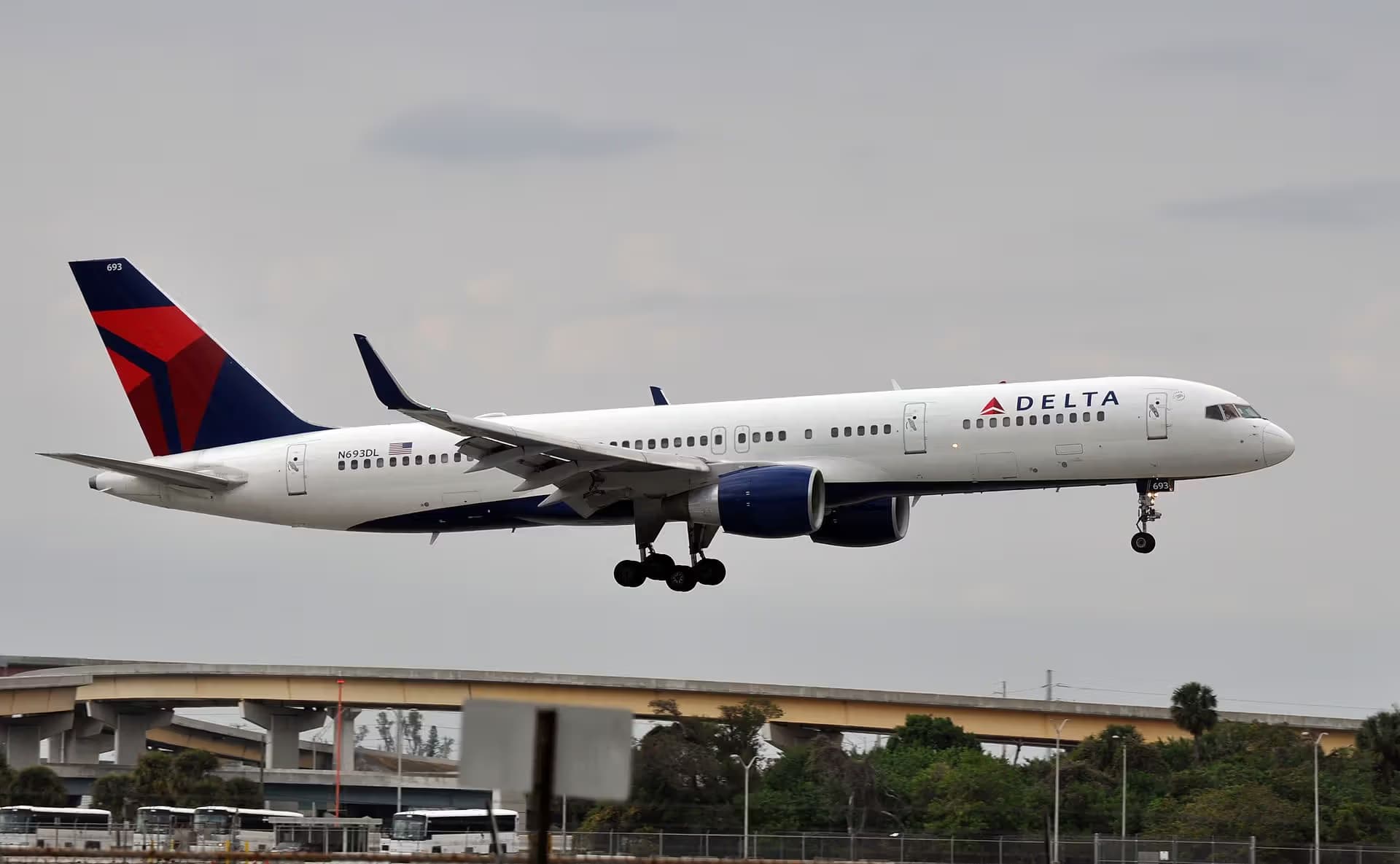 N693DL — Twin-engine aircraft