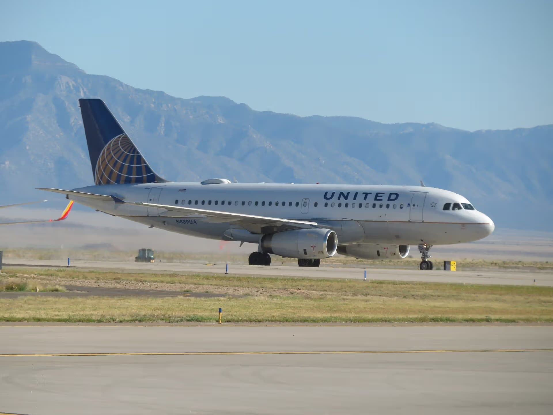 N889UA — Twin-engine aircraft