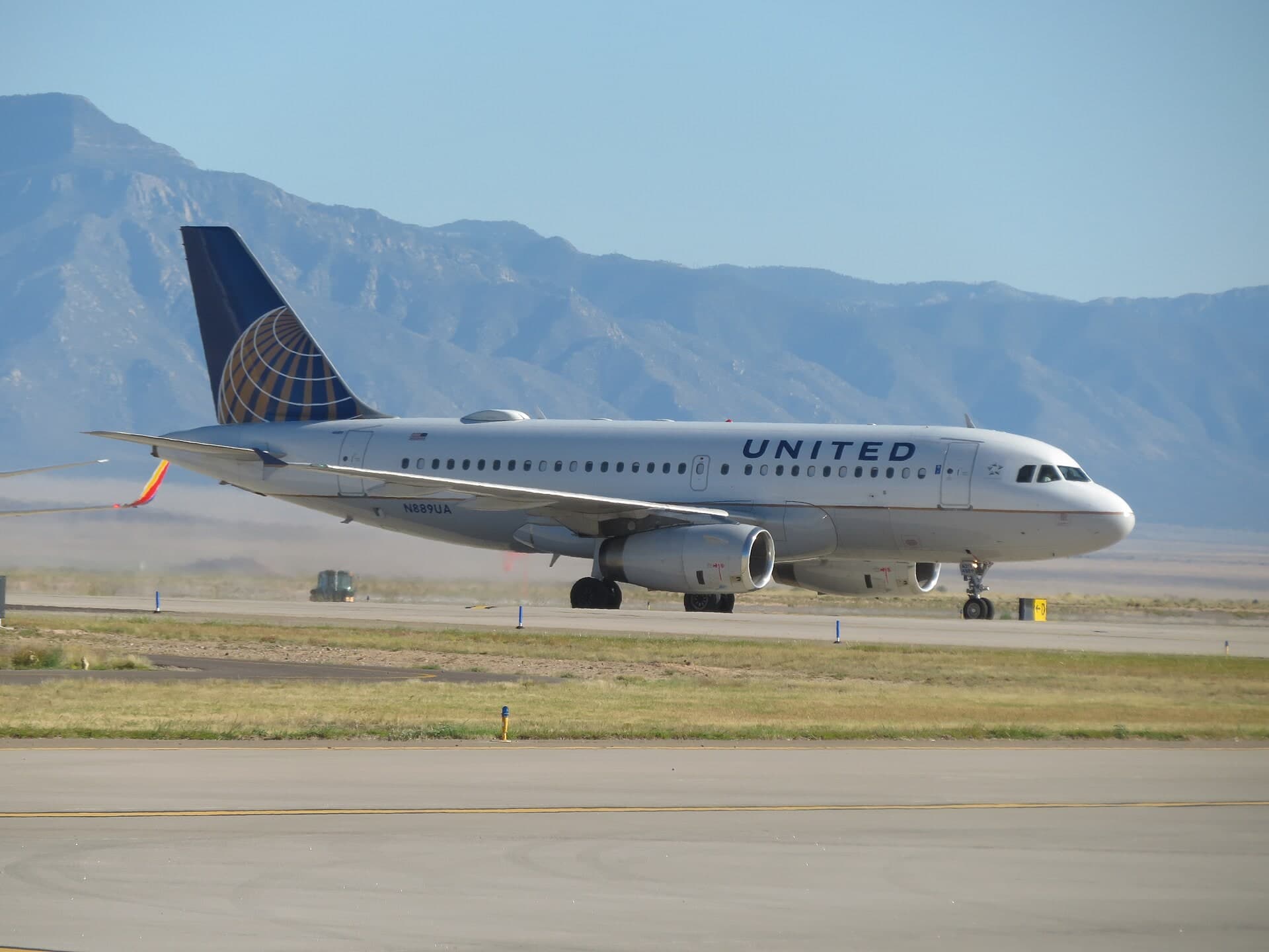 N889UA — Twin-engine aircraft