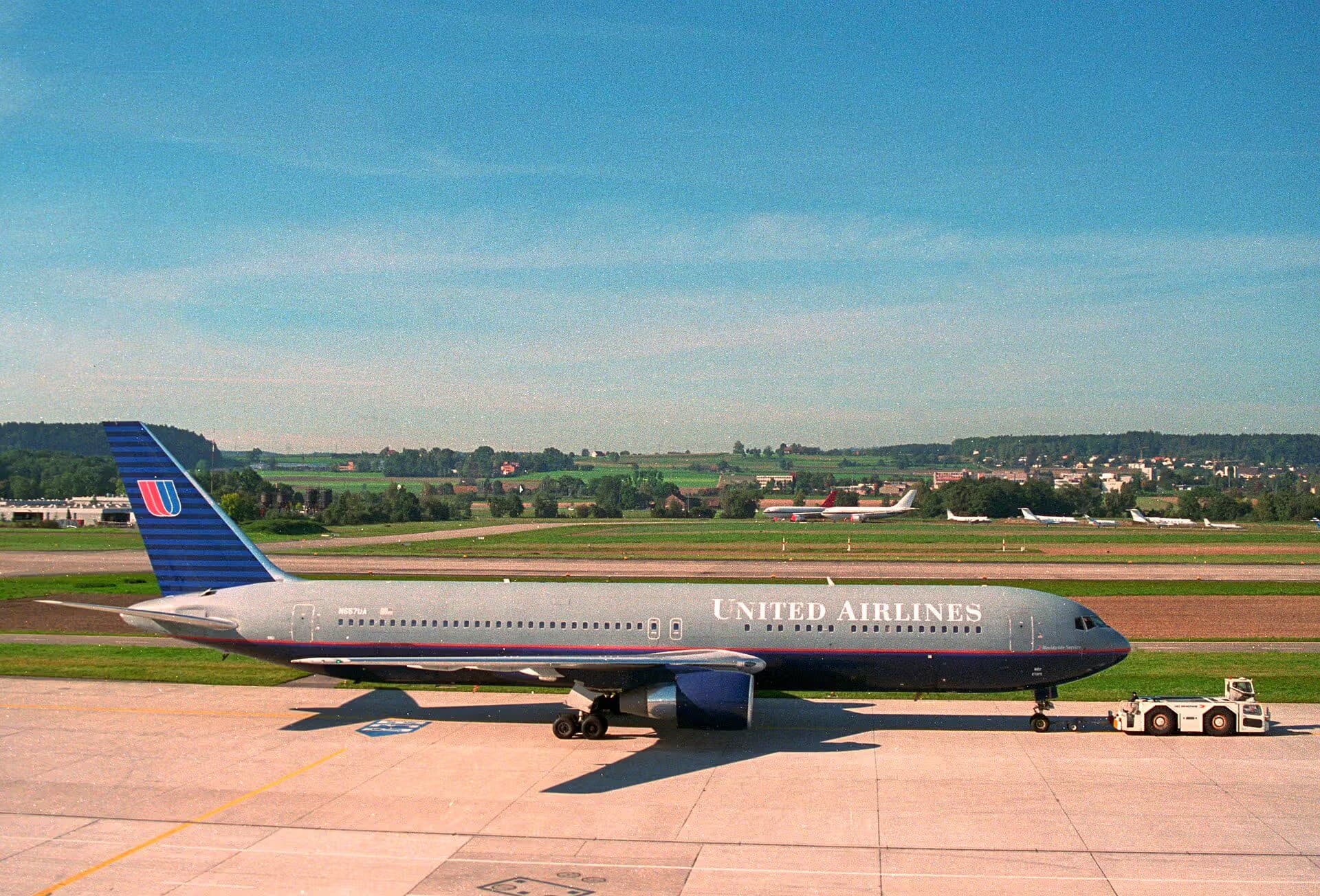 N657UA — Twin-engine aircraft