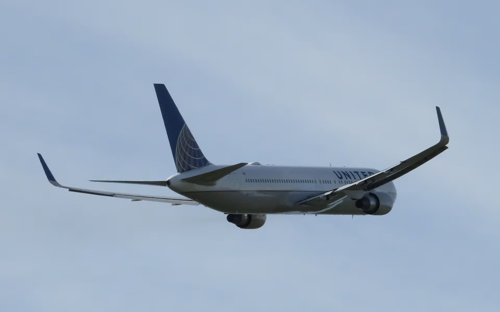 N644UA — Twin-engine aircraft at Munich Airport
