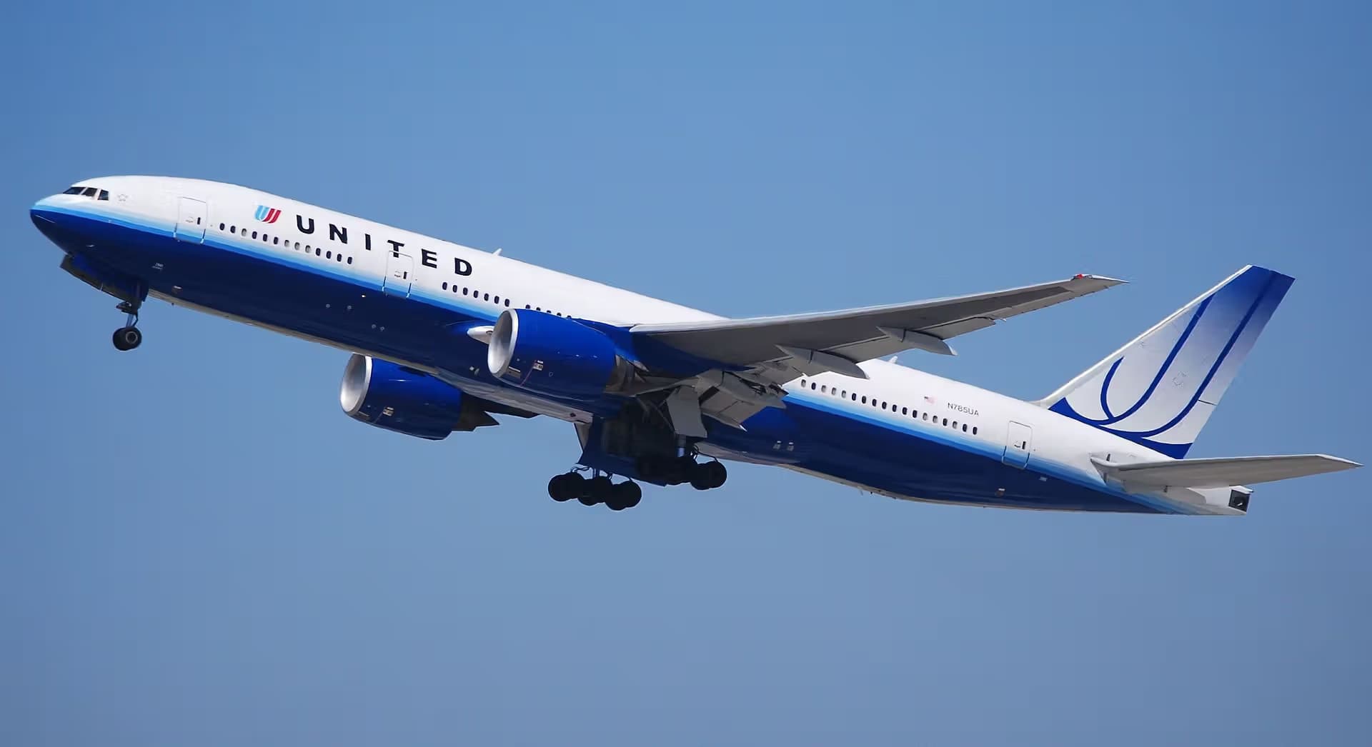 N785UA — Twin-engine aircraft