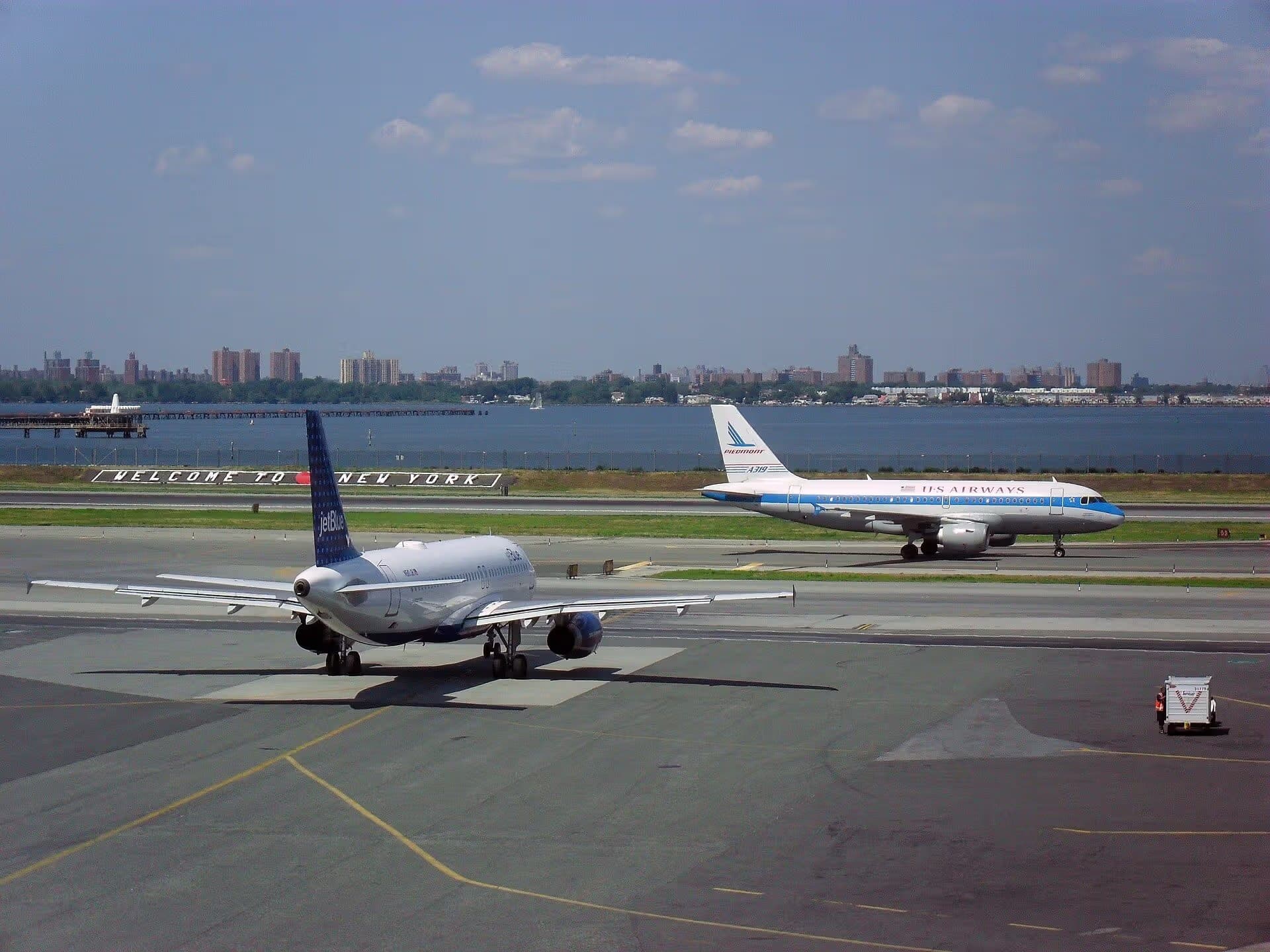 N744P — Aircraft at LaGuardia Airport