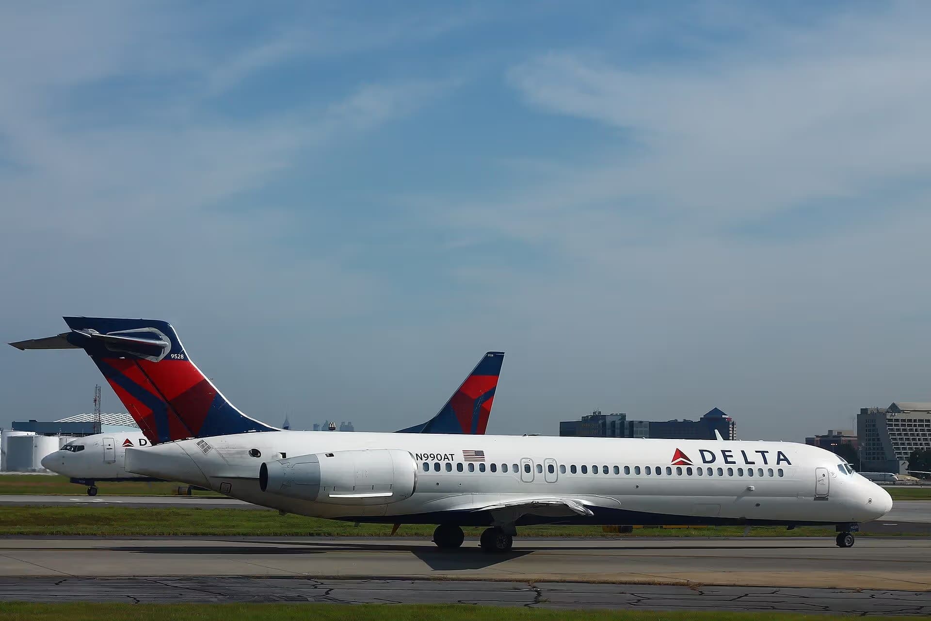 N990AT — Twin-engine aircraft