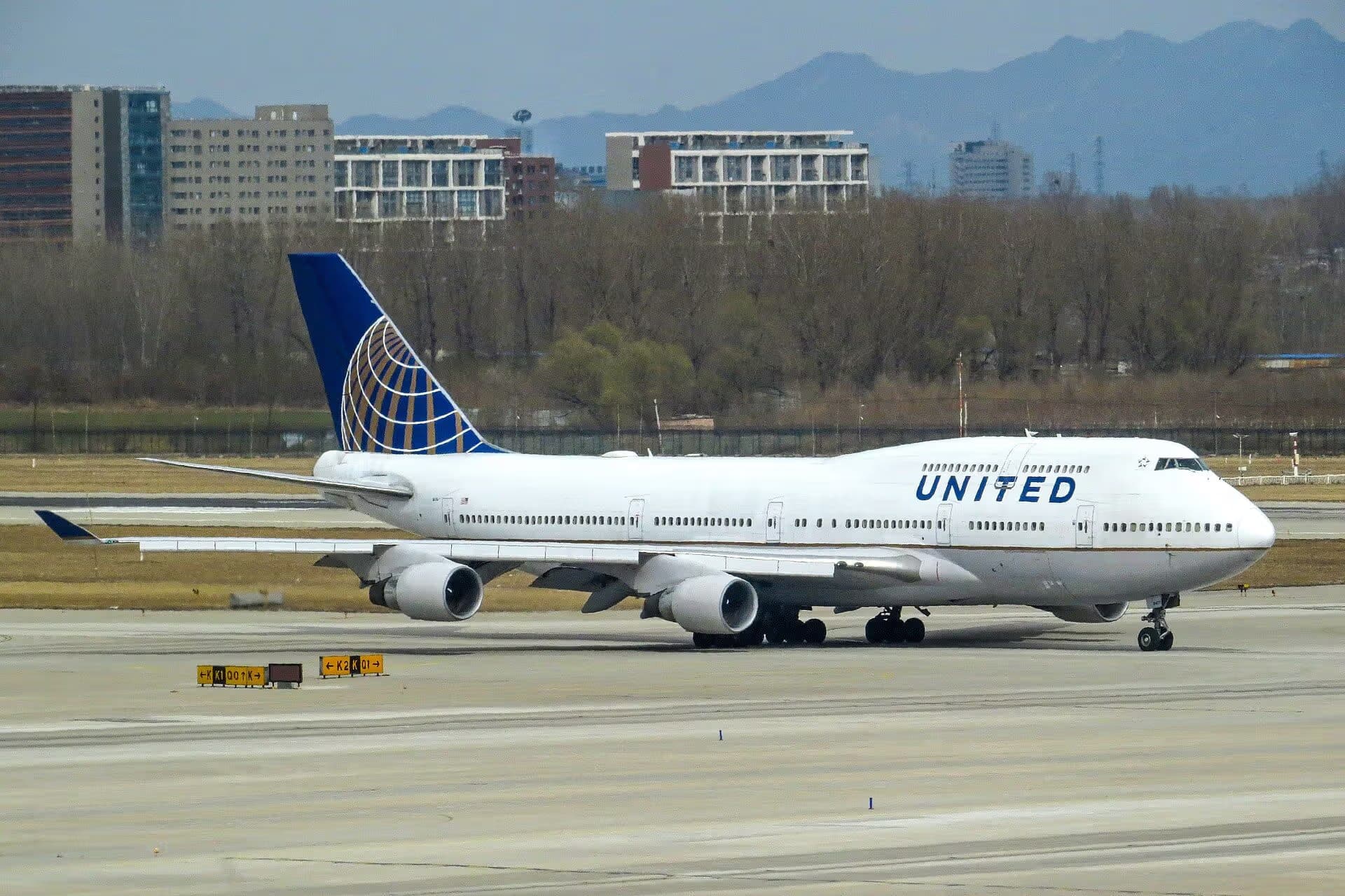 N128UA — Boeing