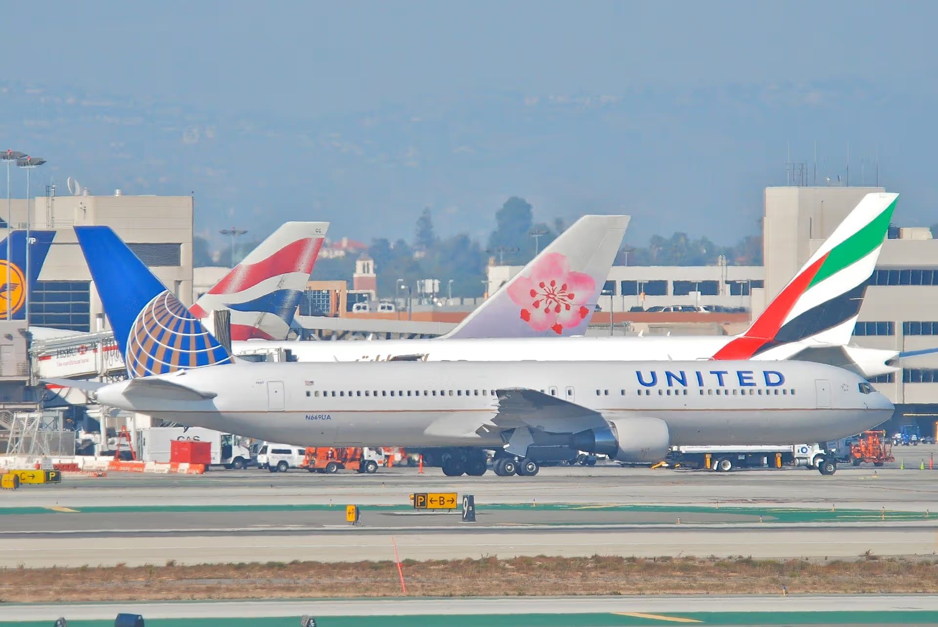N669UA — Boeing