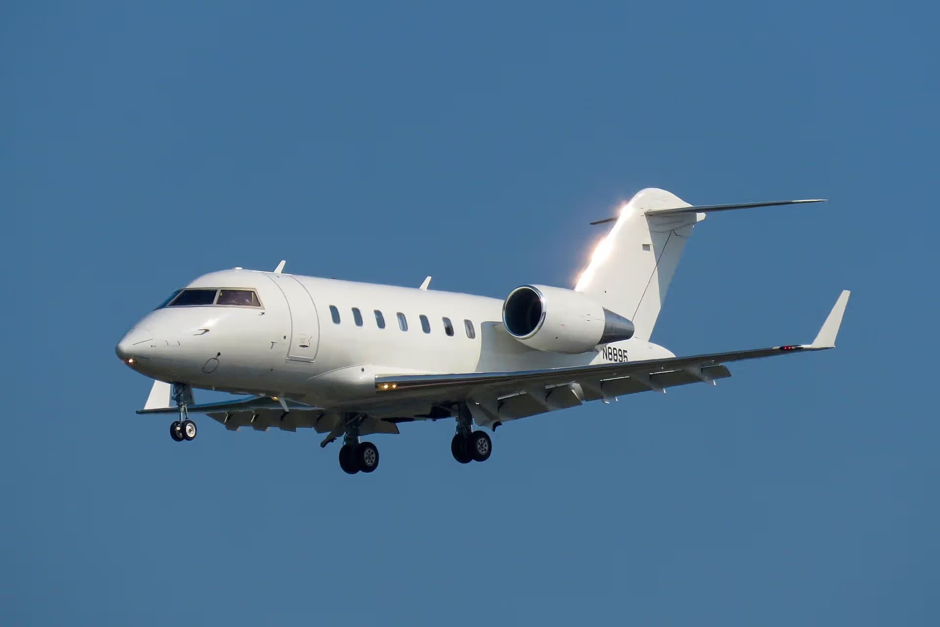 N8895 — Business jet