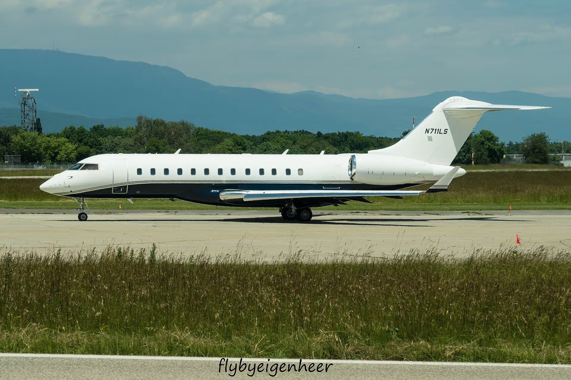 N711LS — Business jet