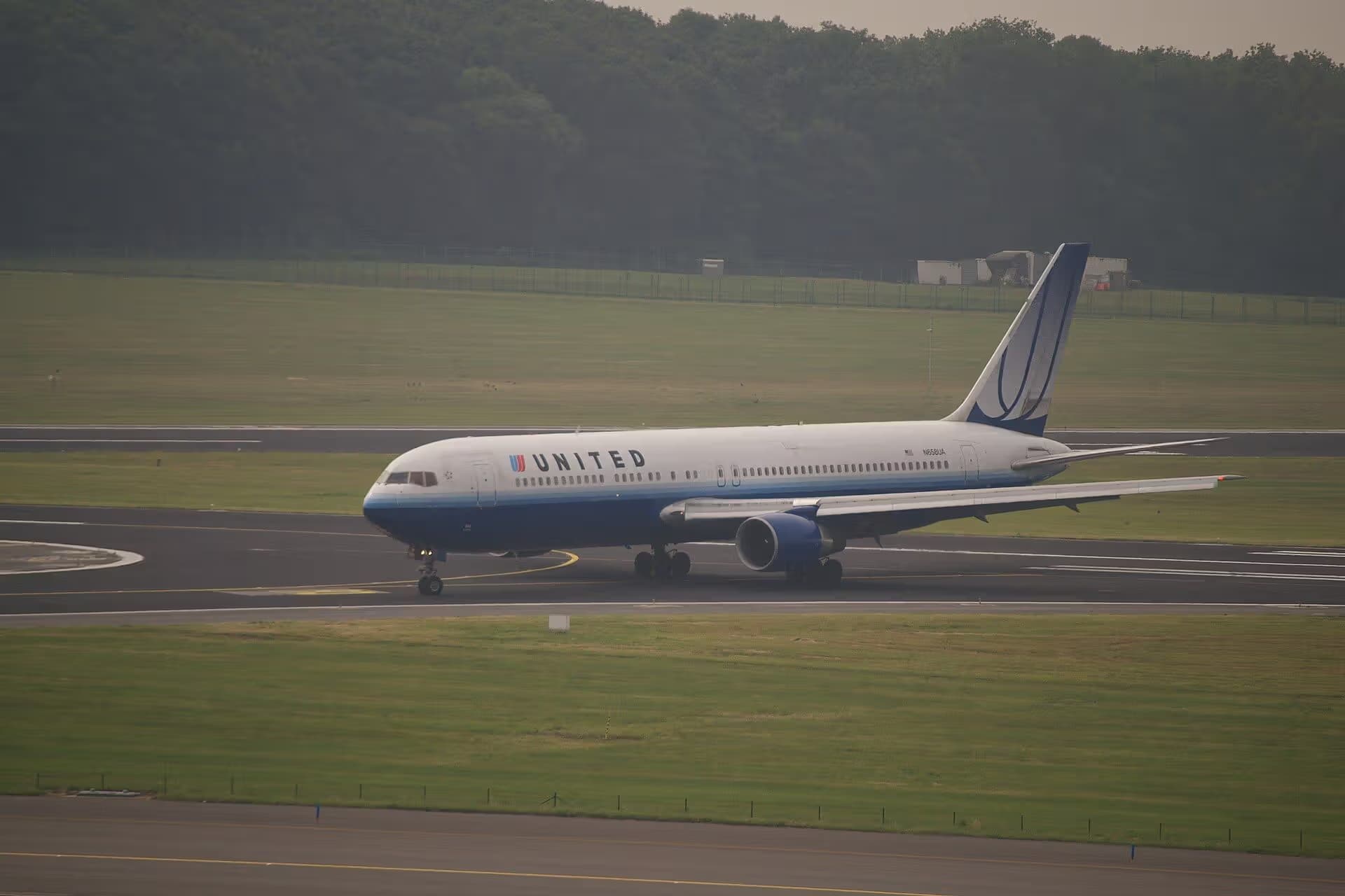 N658UA — Twin-engine aircraft at Brussels Airport