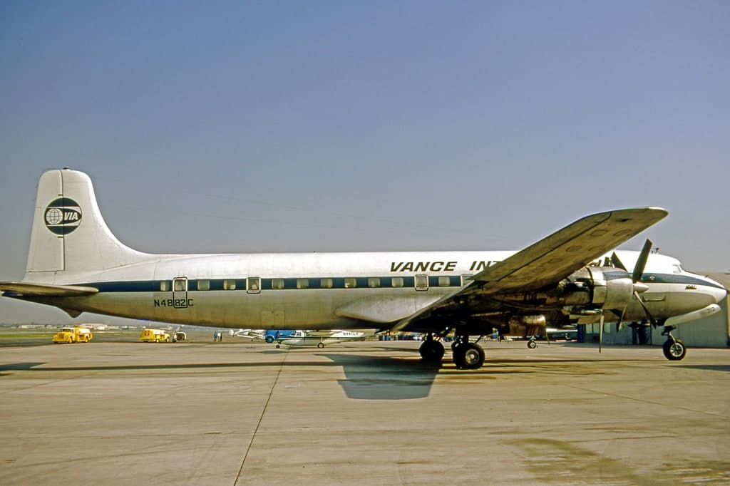 N4882C — Twin-engine aircraft