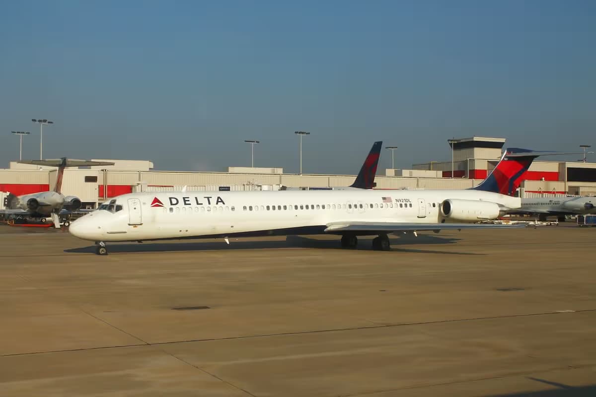 N921DL — Twin-engine aircraft
