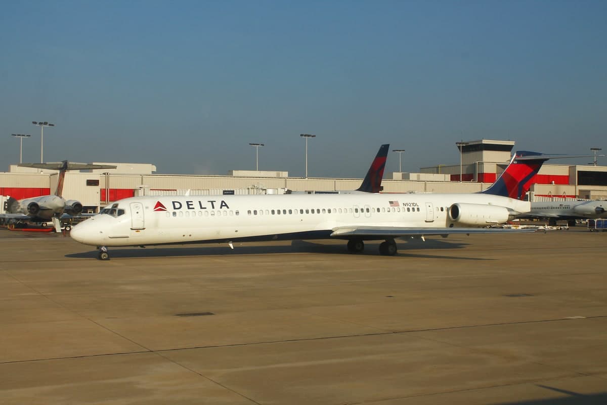 N921DL — Twin-engine aircraft