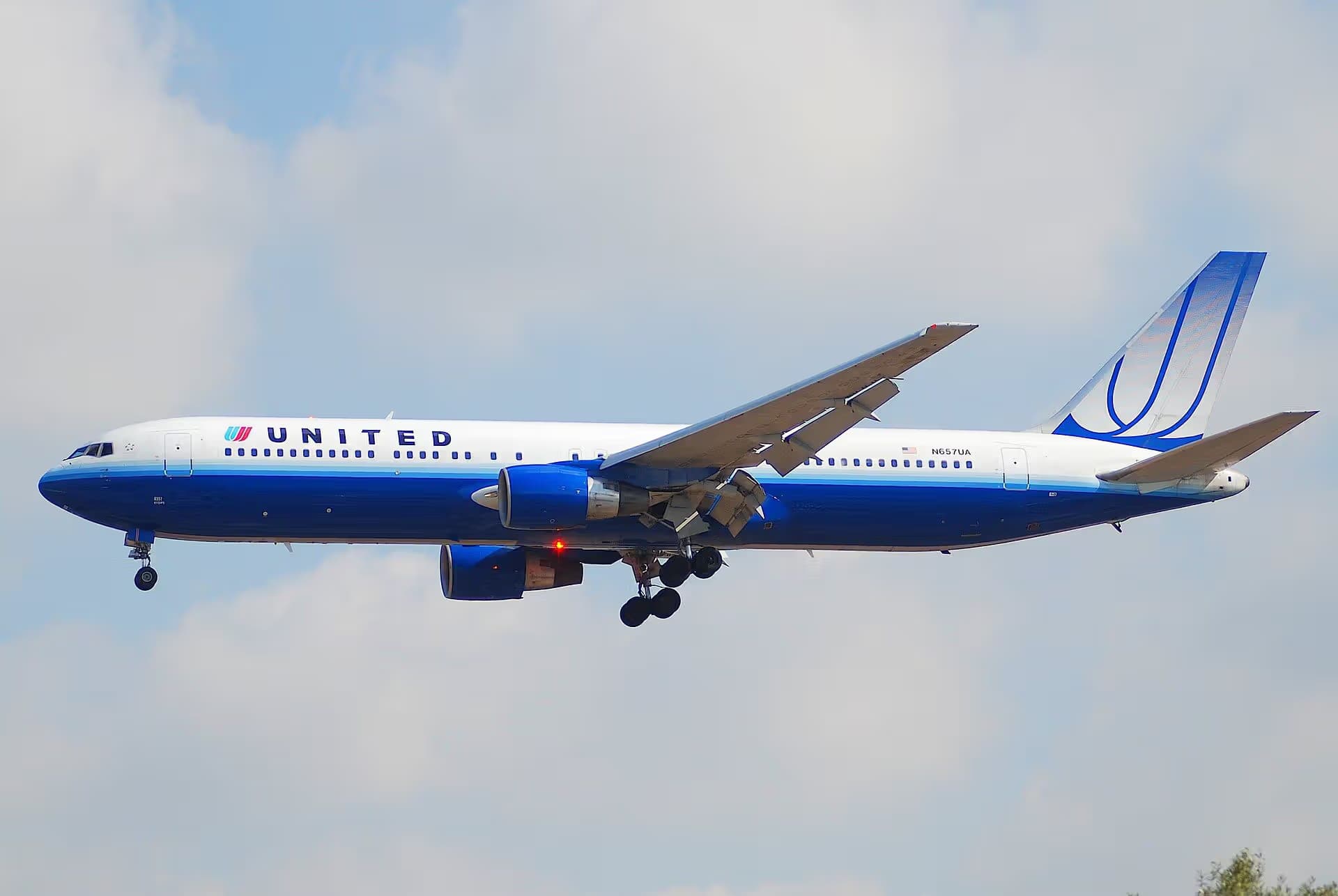 N657UA — Twin-engine aircraft