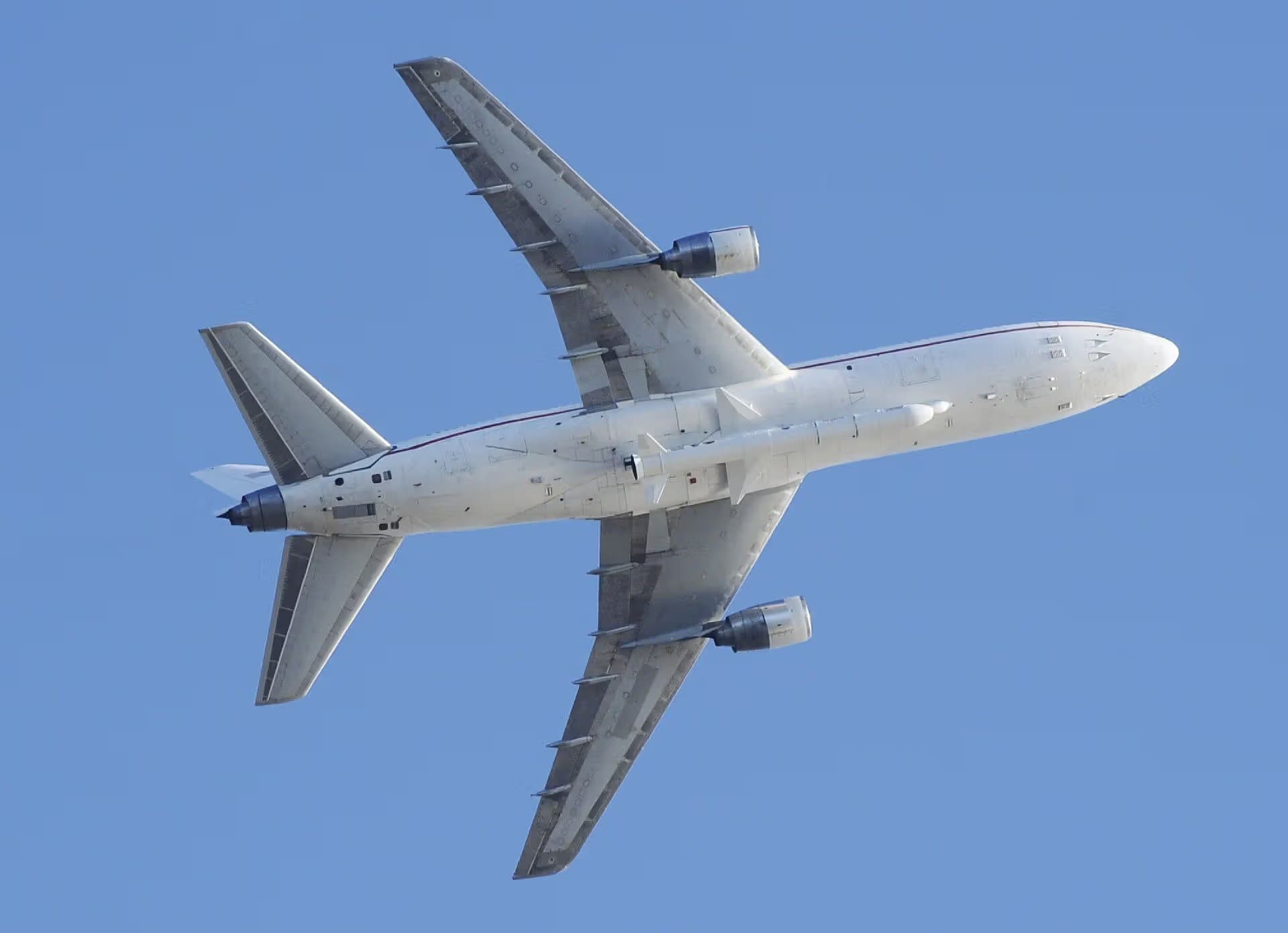 Unidentified — Twin-engine aircraft