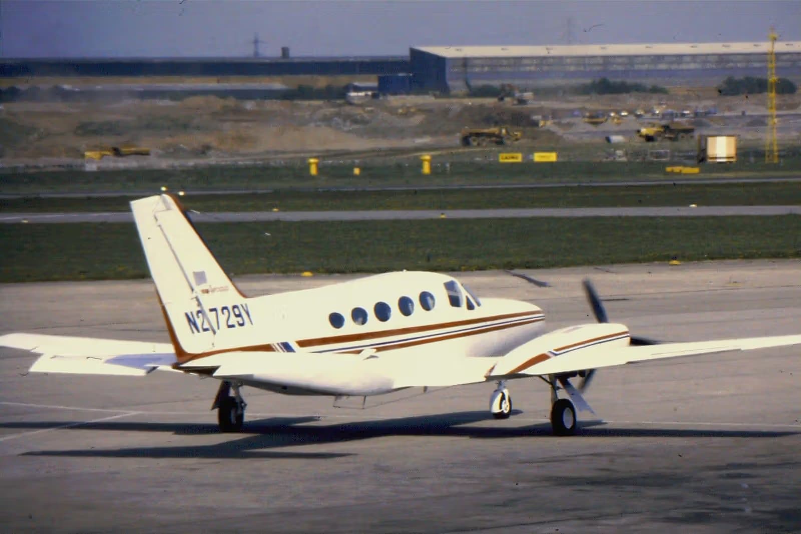 N2729Y — Twin-engine aircraft
