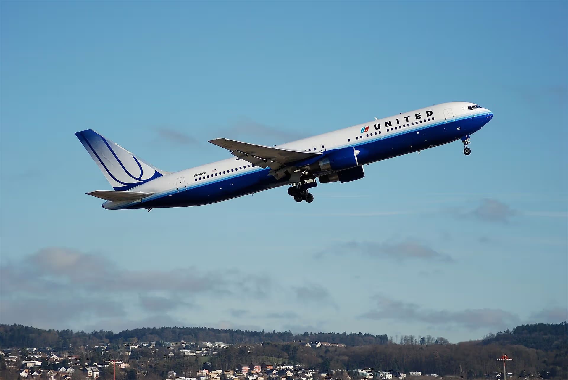 N648UA — Twin-engine aircraft