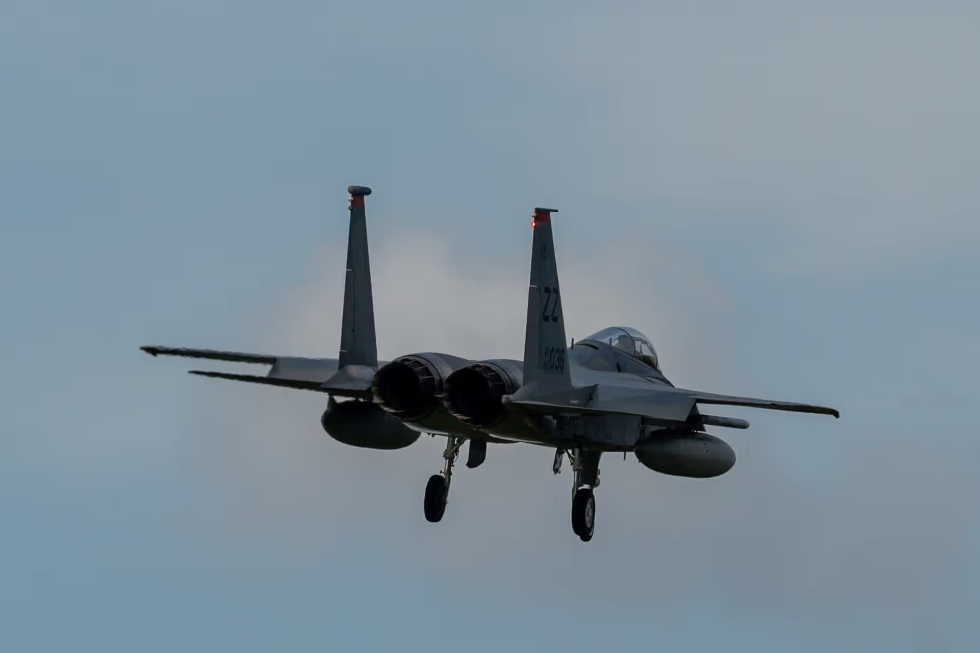 Unidentified — Twin-engine aircraft