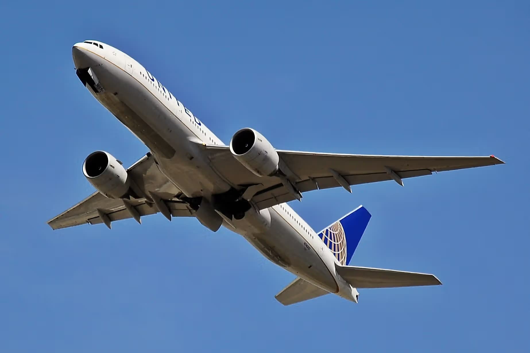 N74007 — Twin-engine aircraft