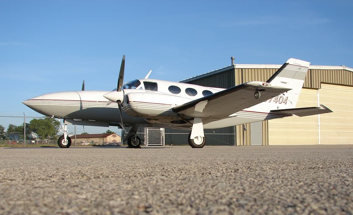 N37404 — Twin-engine aircraft