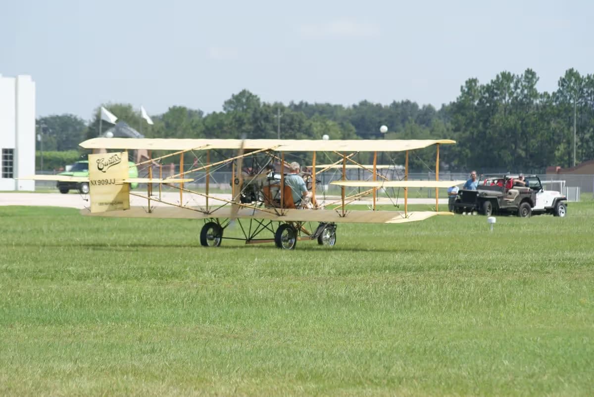 Unidentified — Single-engine aircraft