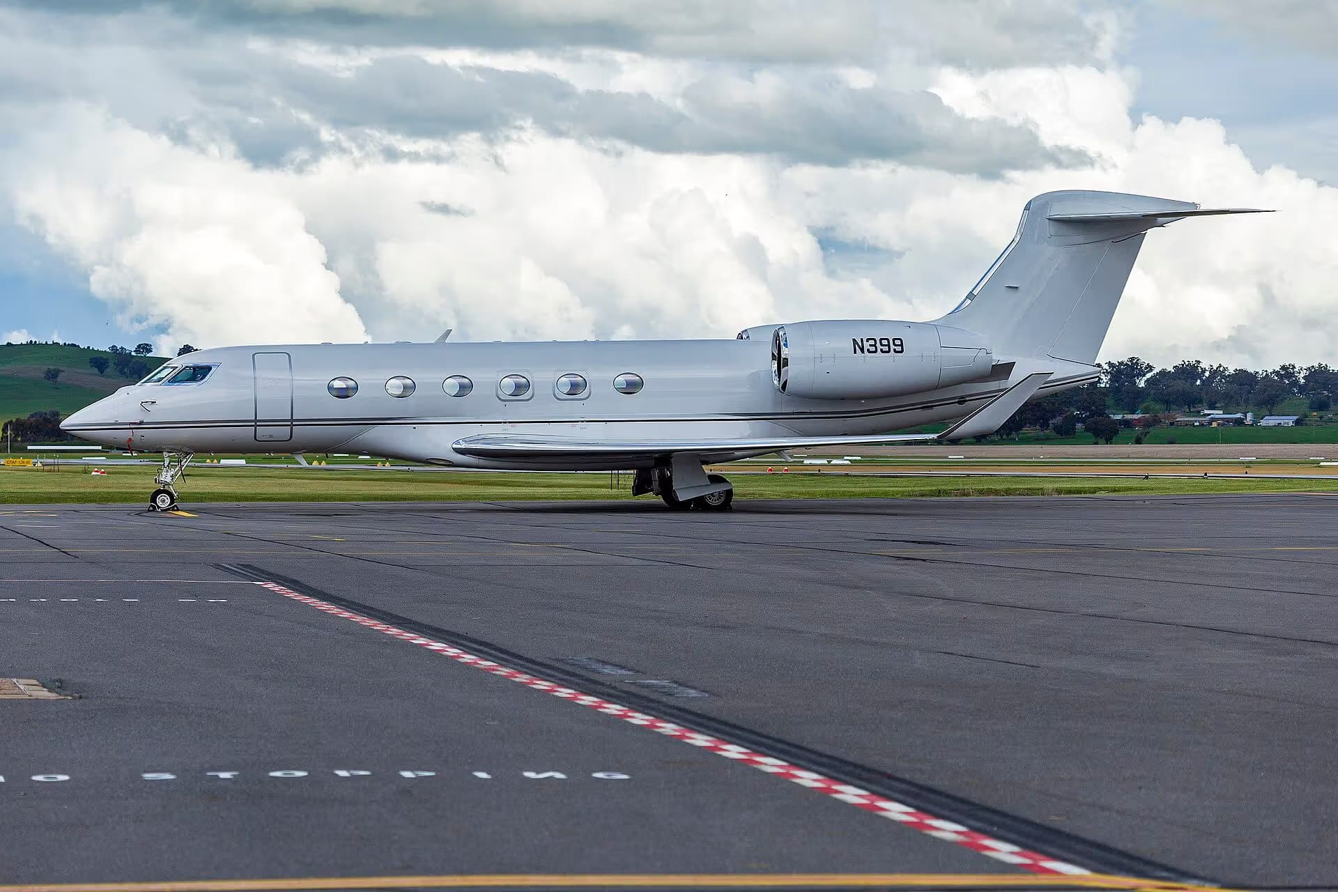 N399 — Business jet at Wagga Wagga Airport