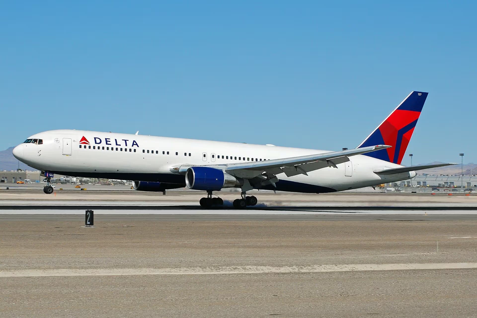 N127DL — Twin-engine aircraft