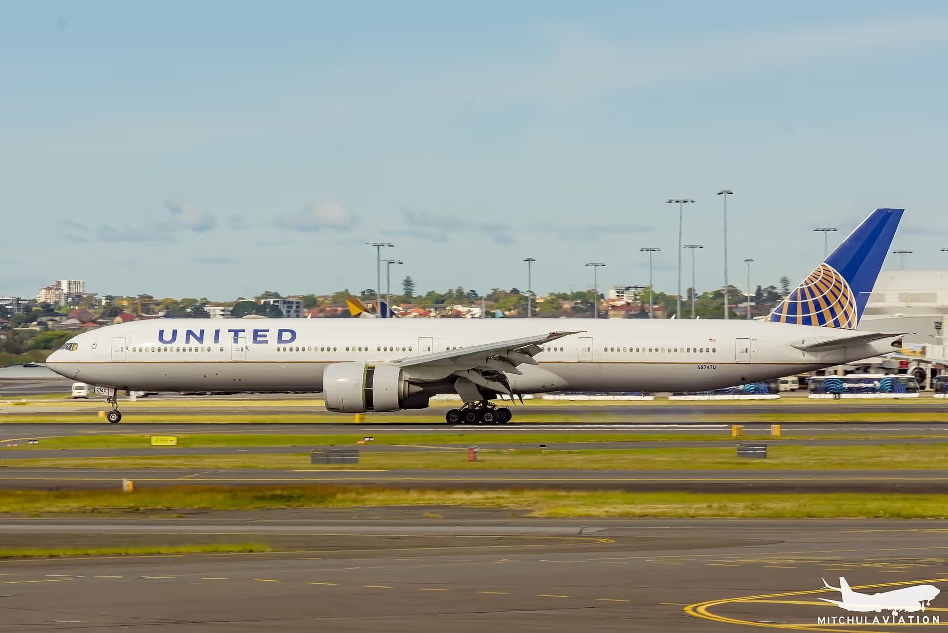 N2747U — Twin-engine aircraft at Sydney Kingsford Smith International Airport