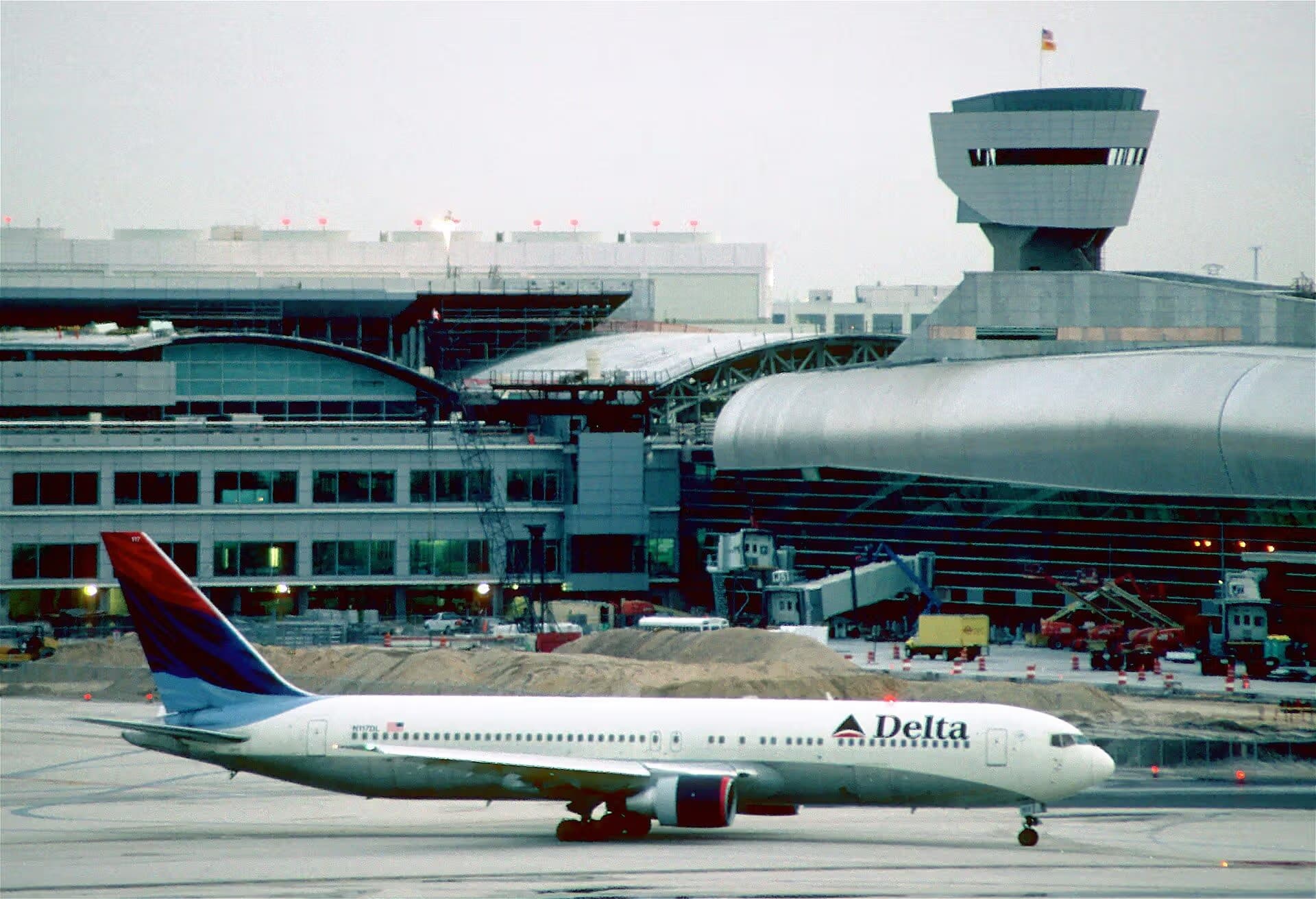N117DL — Twin-engine aircraft