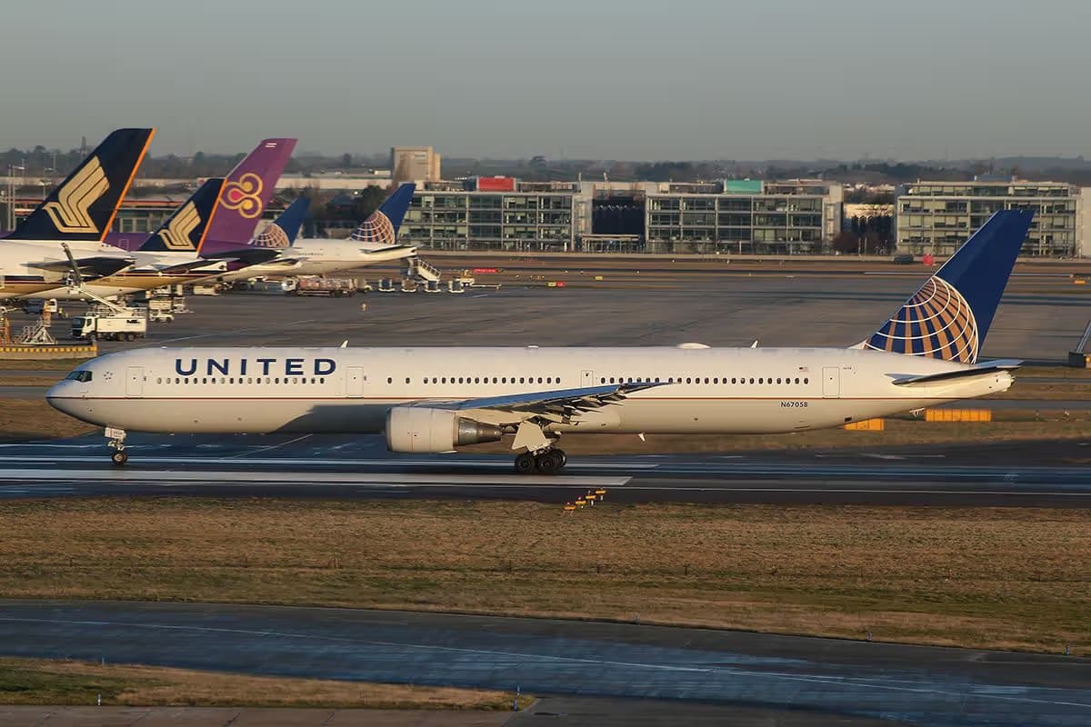 N67058 — Twin-engine aircraft