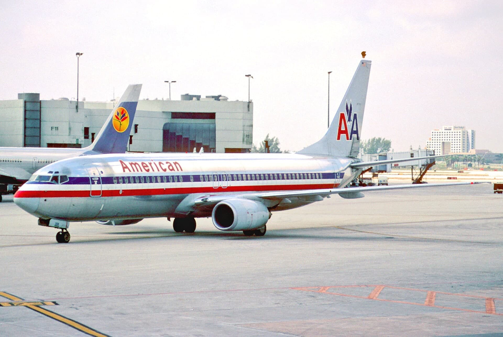 N977AN — Twin-engine aircraft