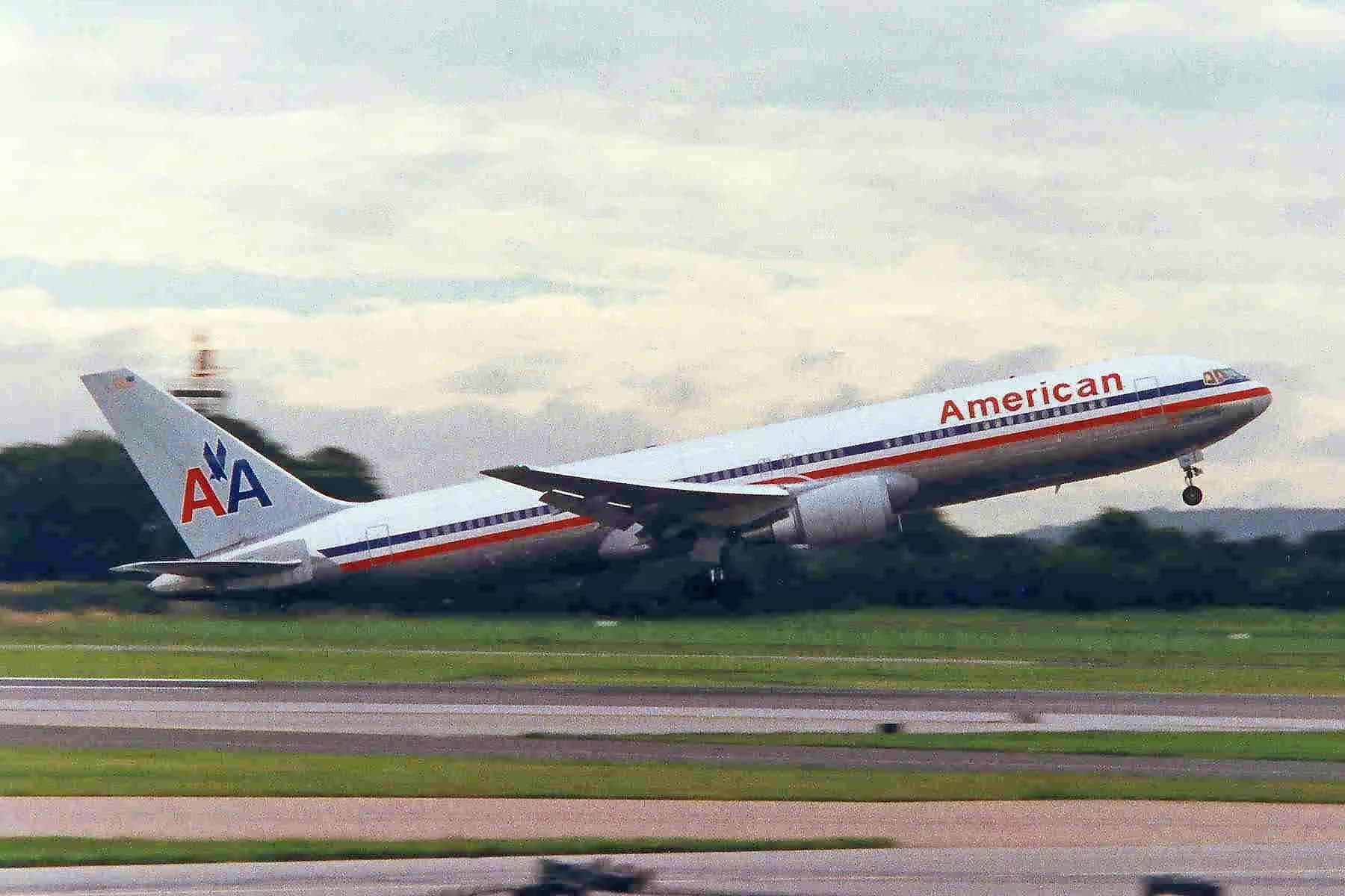 N382AN — Twin-engine aircraft