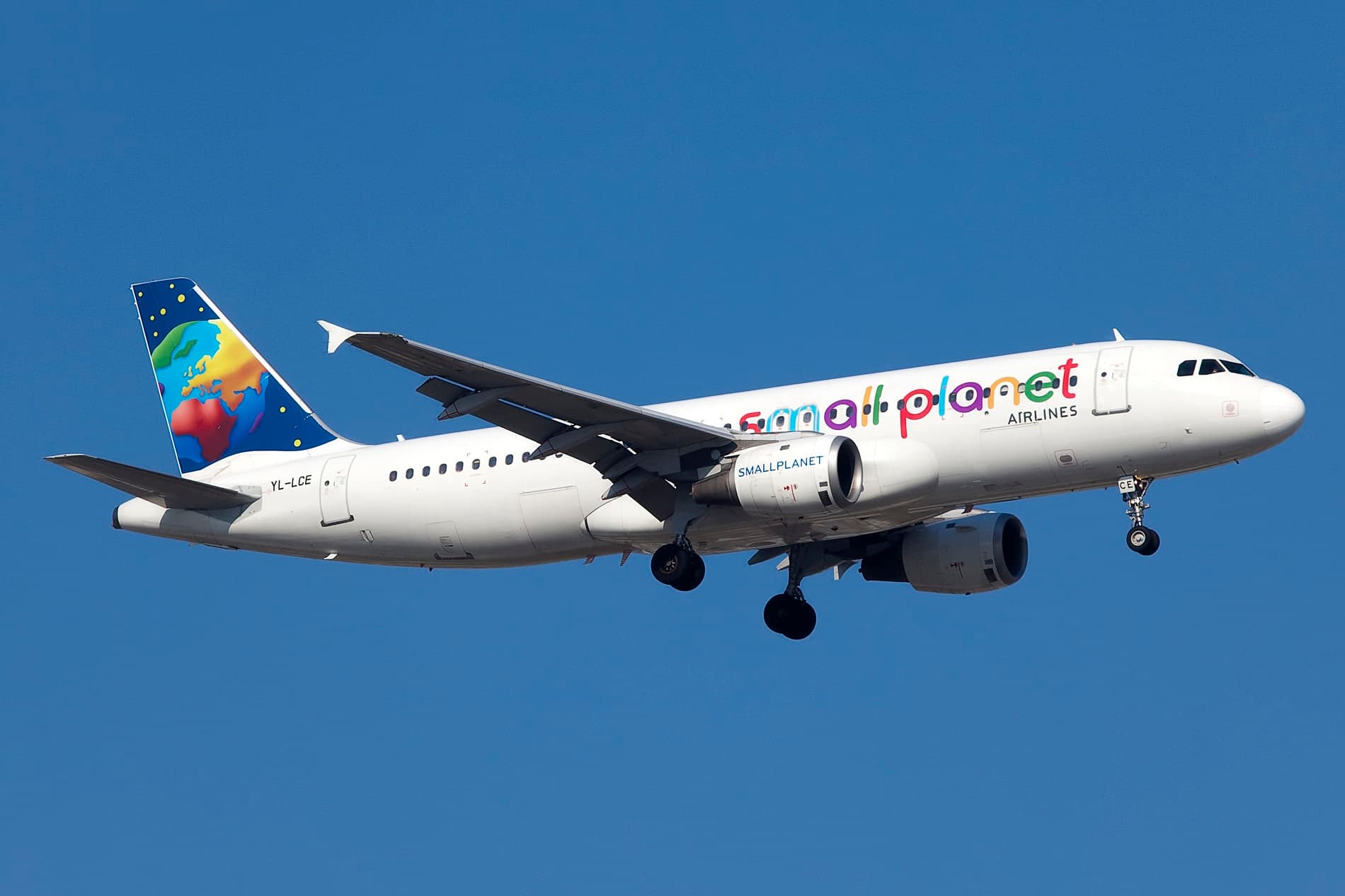 YL-LCE — Twin-engine aircraft