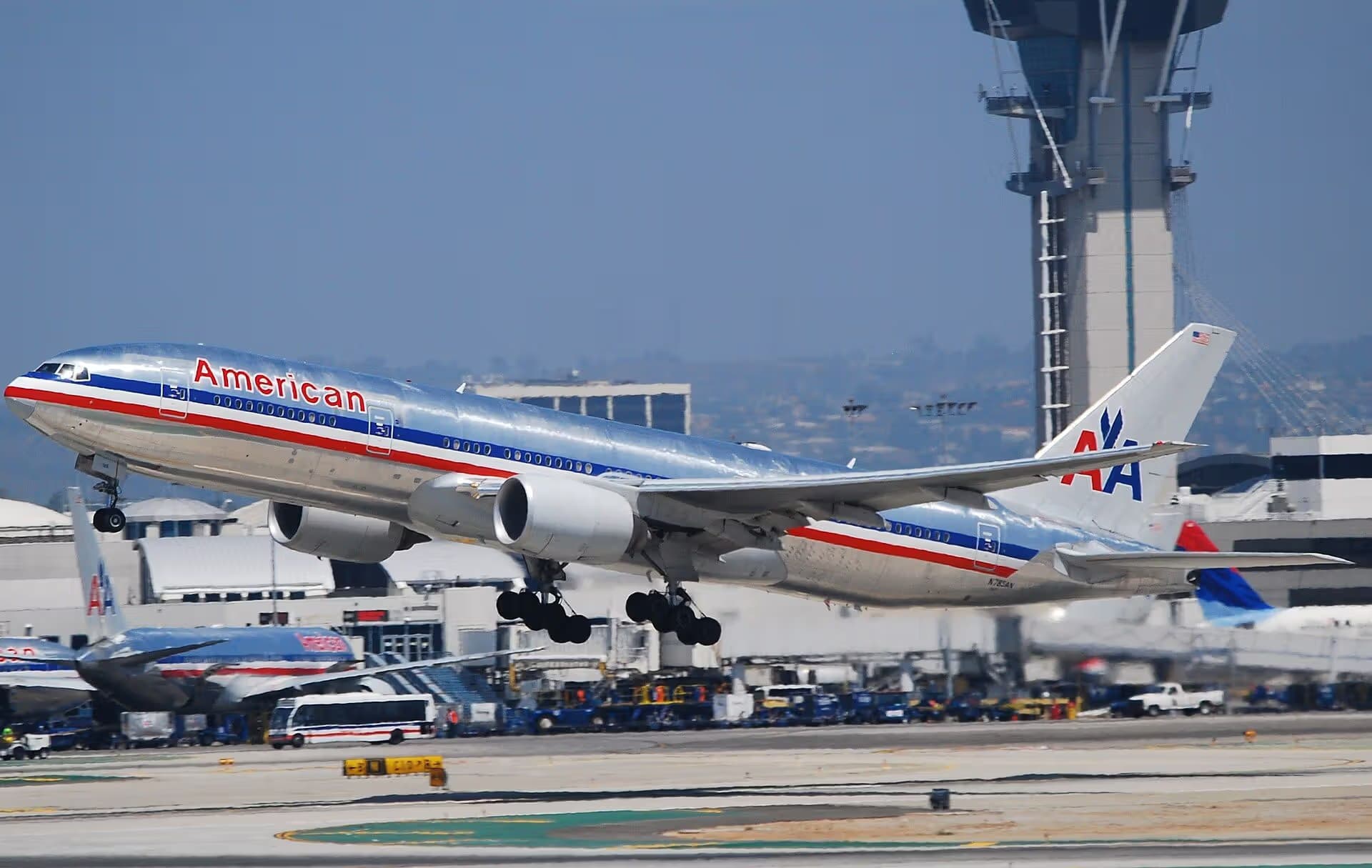 N785AN — Twin-engine aircraft