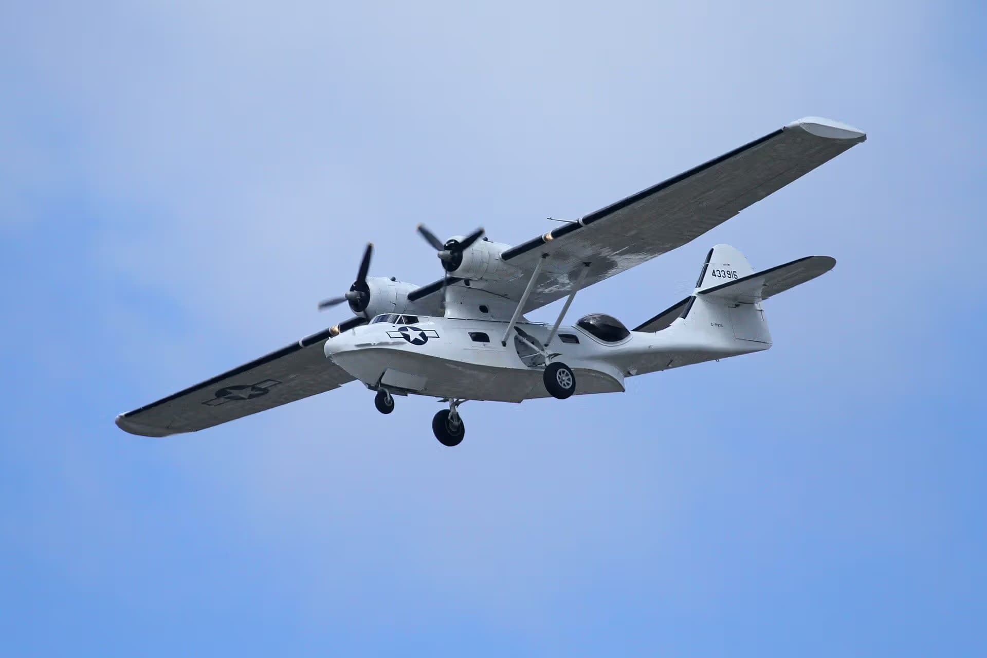Unidentified — Twin-engine aircraft